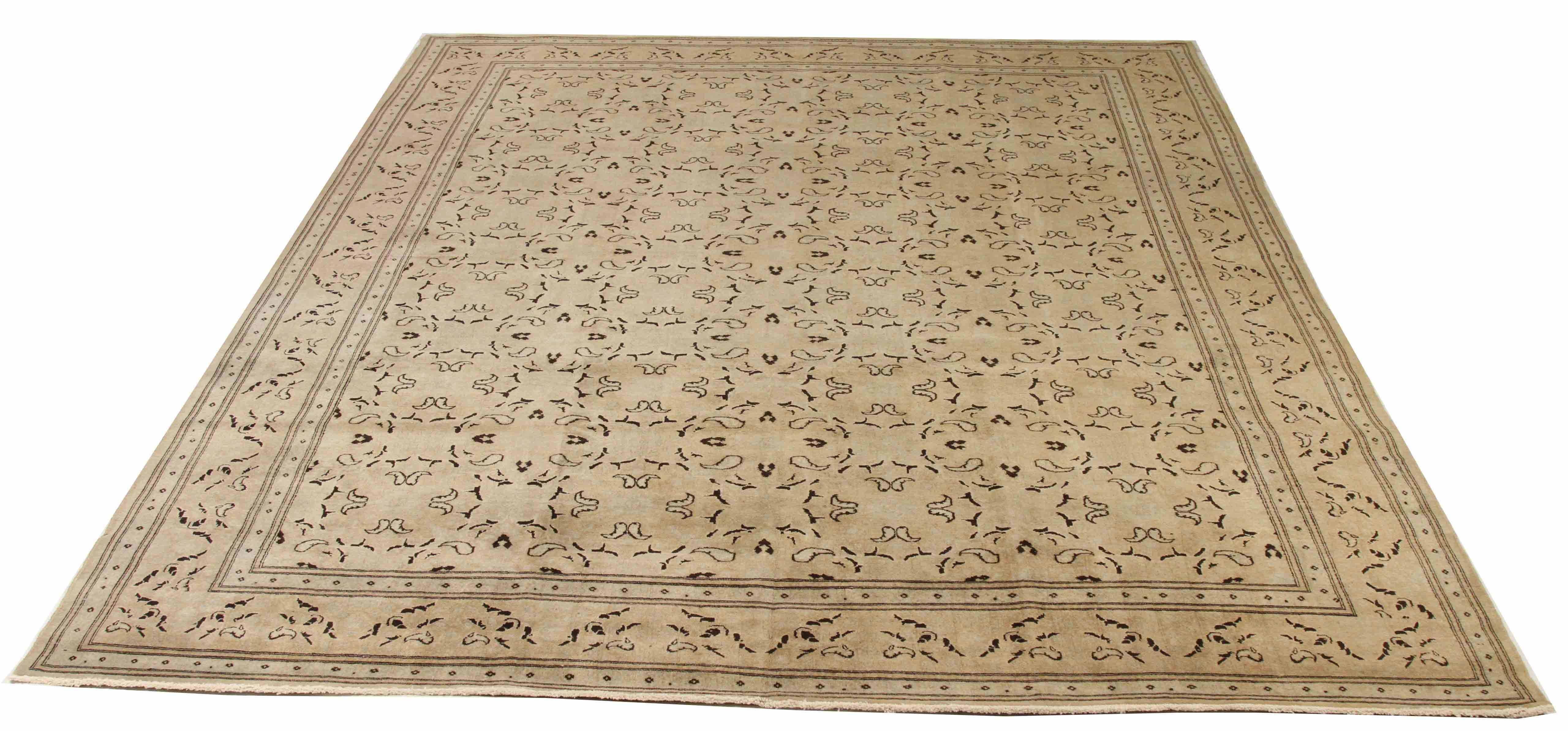 Ancien tapis persan tissé à la main à partir de la meilleure laine de mouton. Il est coloré avec des colorants végétaux entièrement naturels, sans danger pour les humains et les animaux de compagnie. Il s'agit d'un motif traditionnel Dorokhsh tissé