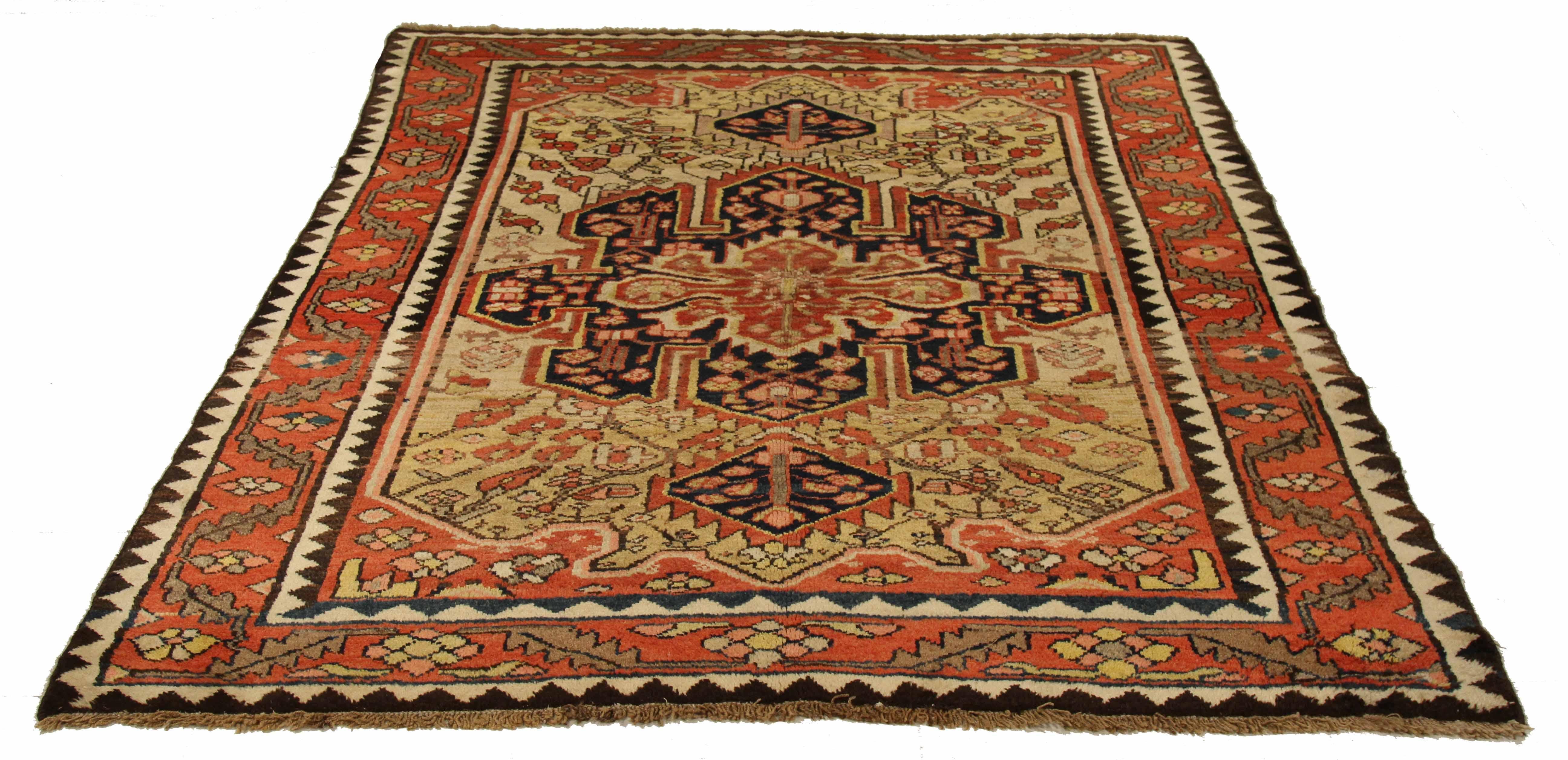 Ancien tapis persan Hamedan fabriqué à la main avec de la laine de mouton de première qualité. Il est teint de manière experte avec des colorants végétaux entièrement naturels qui sont sans danger pour les humains et les animaux de compagnie. Ce