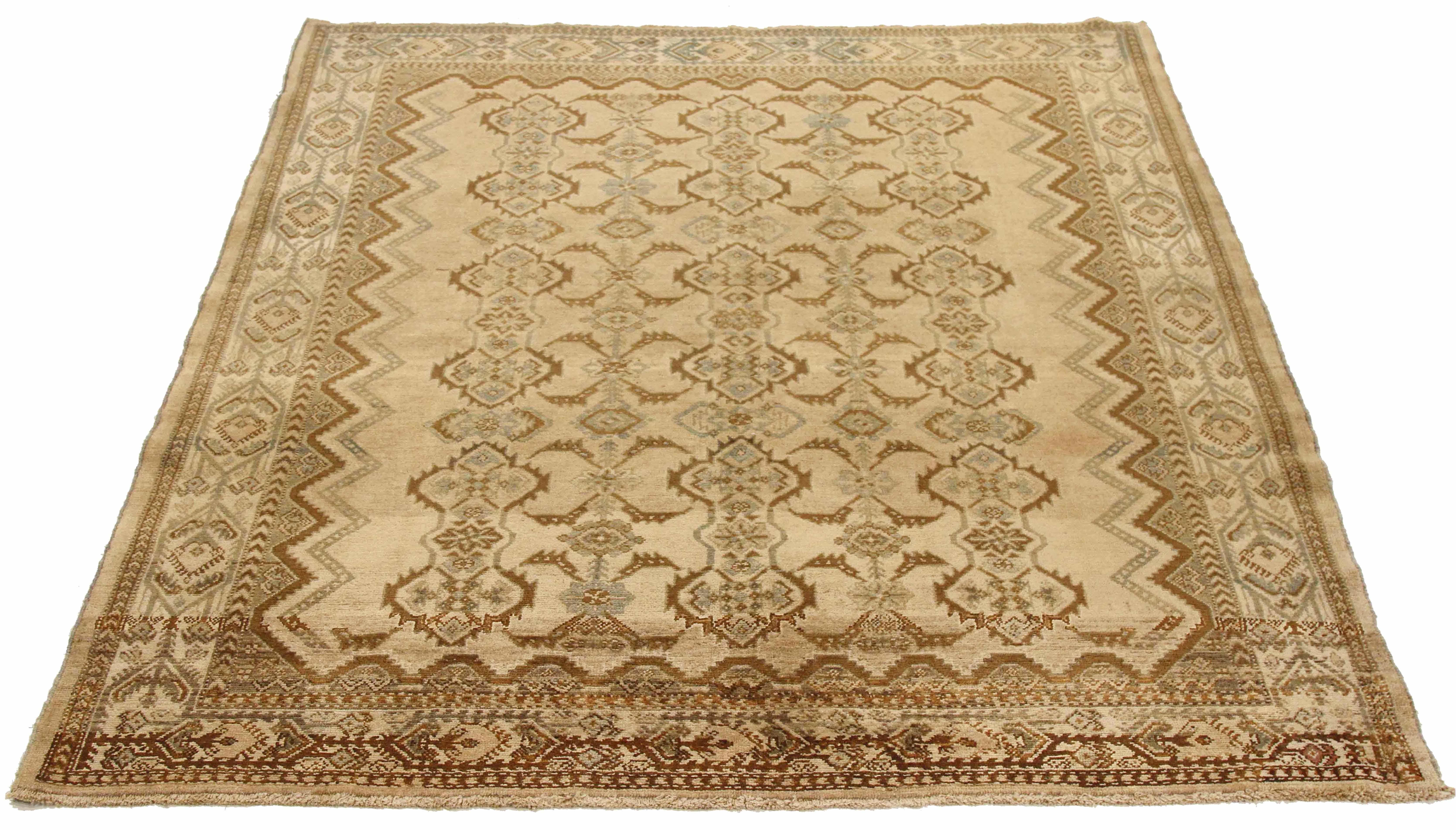Ancien tapis persan tissé à la main à partir de la meilleure laine de mouton. Il est coloré avec des colorants végétaux entièrement naturels, sans danger pour les humains et les animaux de compagnie. Il s'agit d'un modèle traditionnel de Hamedan