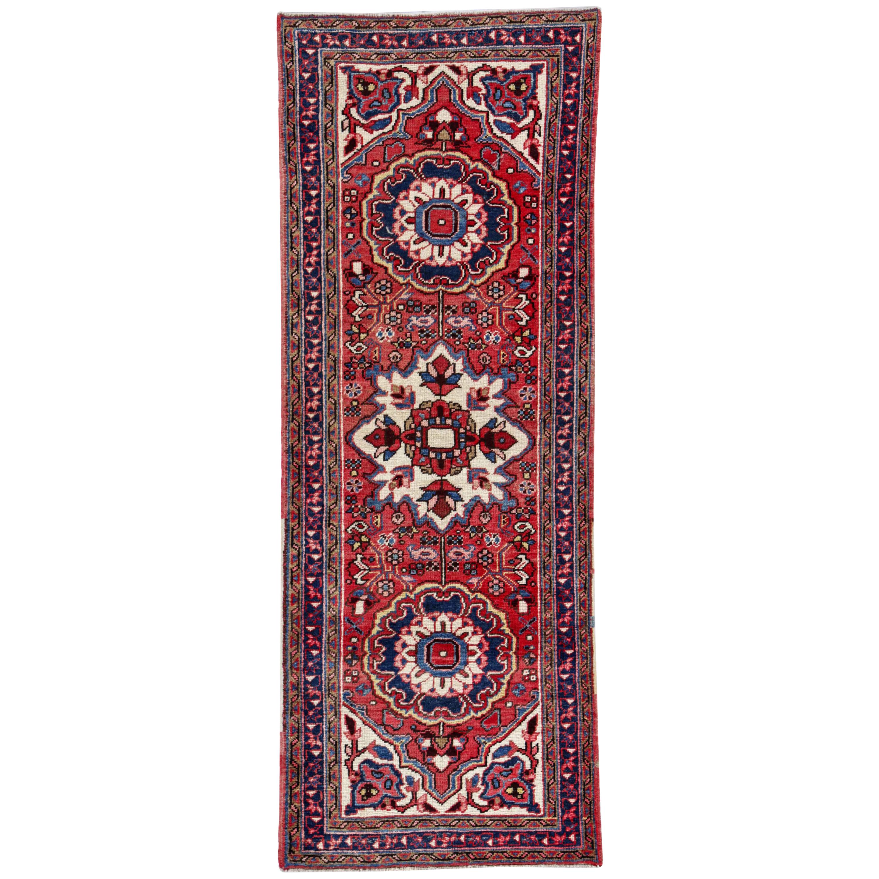 Antiker persischer Teppich im Heriz-Design im Angebot