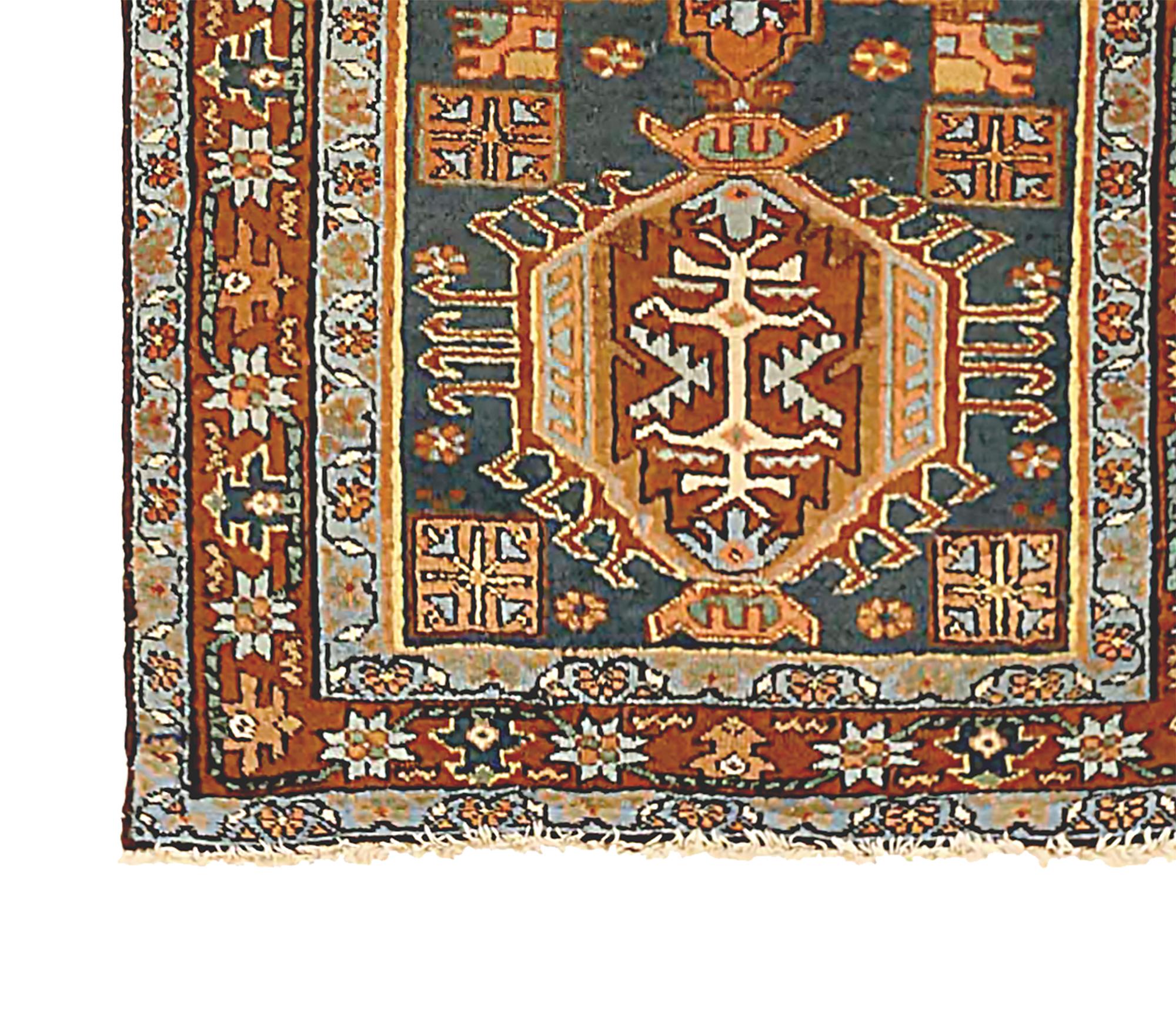 Antiker persischer Teppich im Heriz-Design (Heriz Serapi) im Angebot