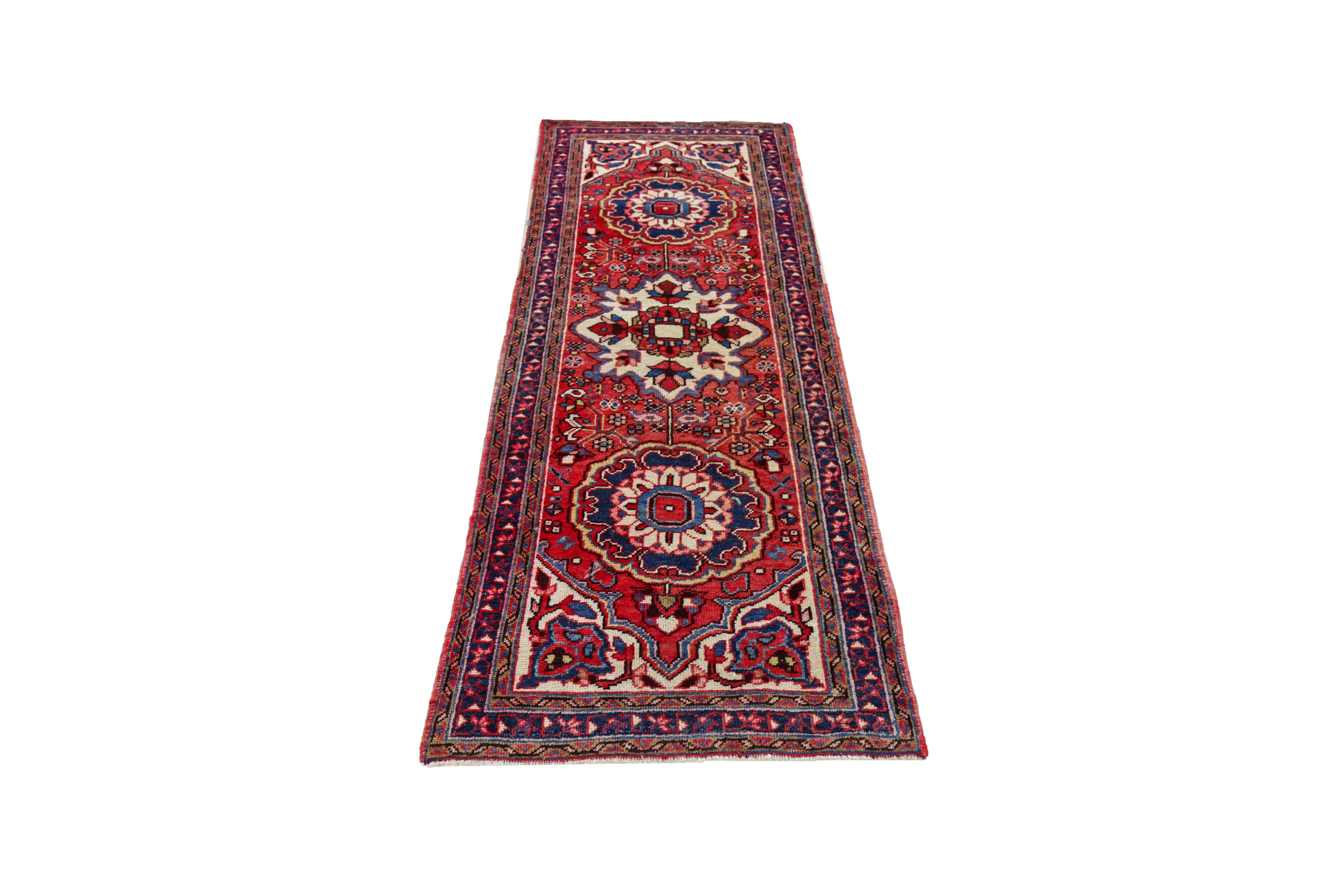 Antiker persischer Teppich, handgewebt aus feinster Schafswolle. Es ist mit natürlichen pflanzlichen Farbstoffen gefärbt, die für Menschen und Haustiere sicher sind. Es handelt sich um ein traditionelles Heriz-Design, das von erfahrenen