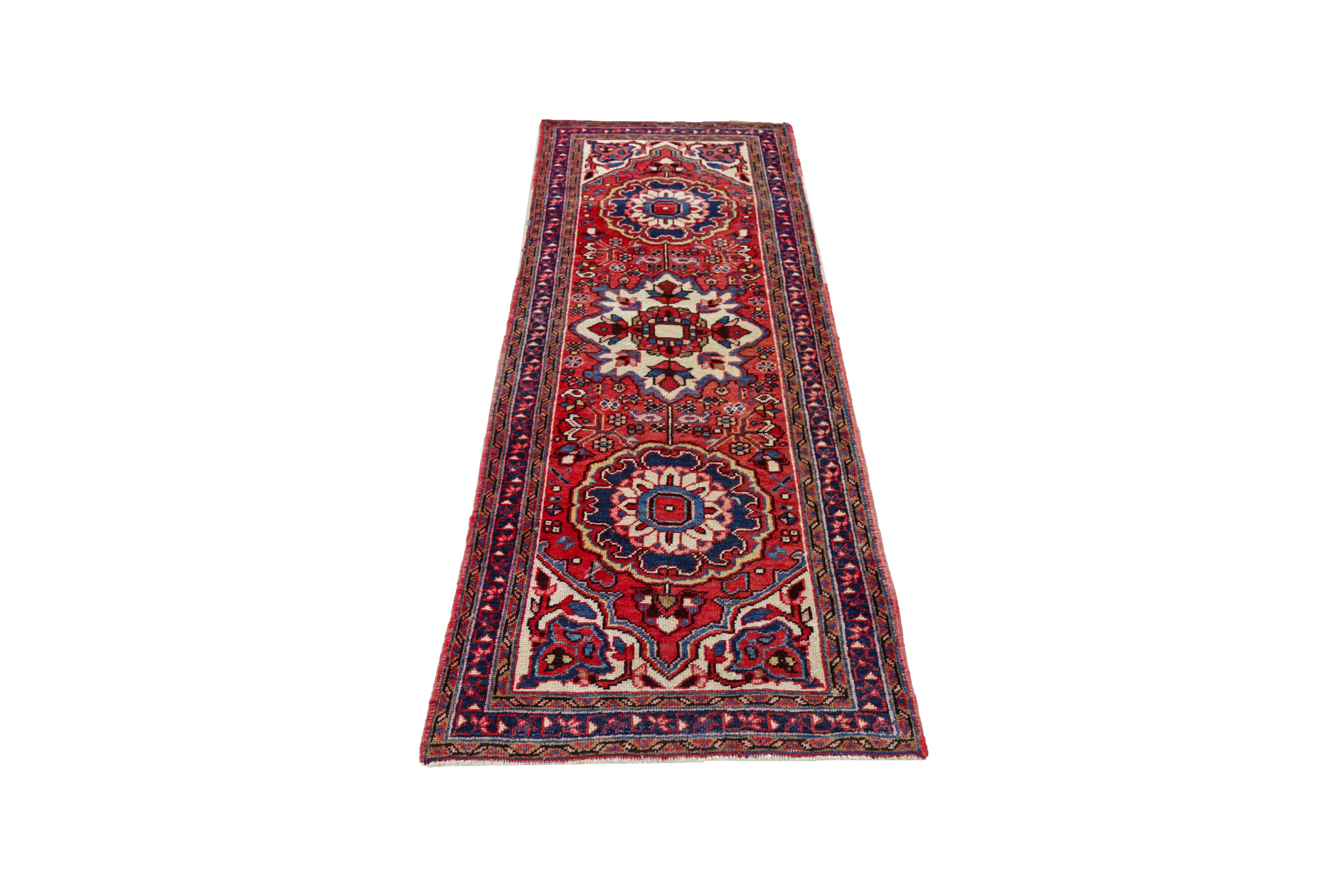 Ancien tapis persan tissé à la main à partir de la meilleure laine de mouton. Il est coloré avec des colorants végétaux entièrement naturels, sans danger pour les humains et les animaux de compagnie. Il s'agit d'un modèle traditionnel Heriz tissé à