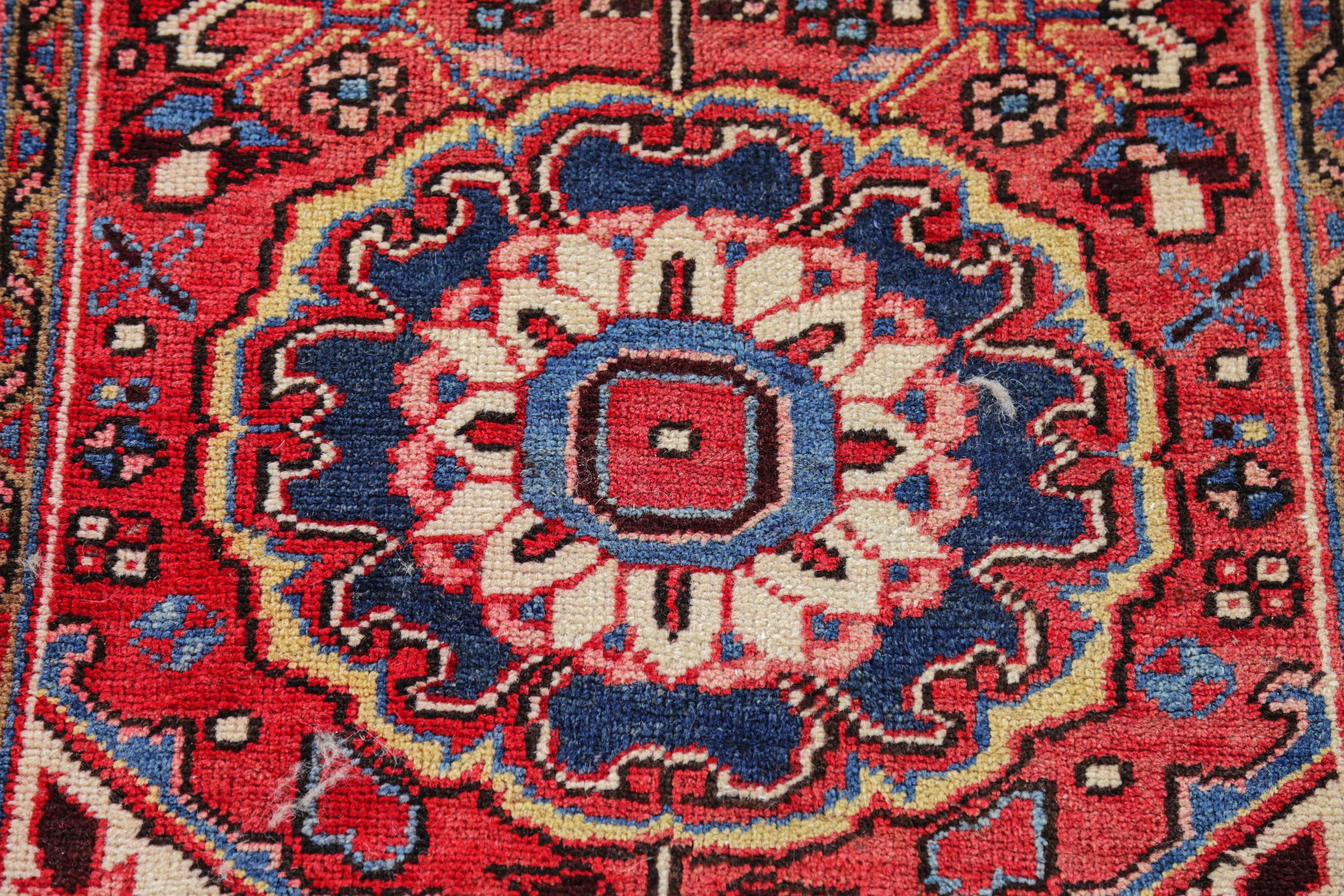 Perse Tapis persan ancien design Heriz en vente