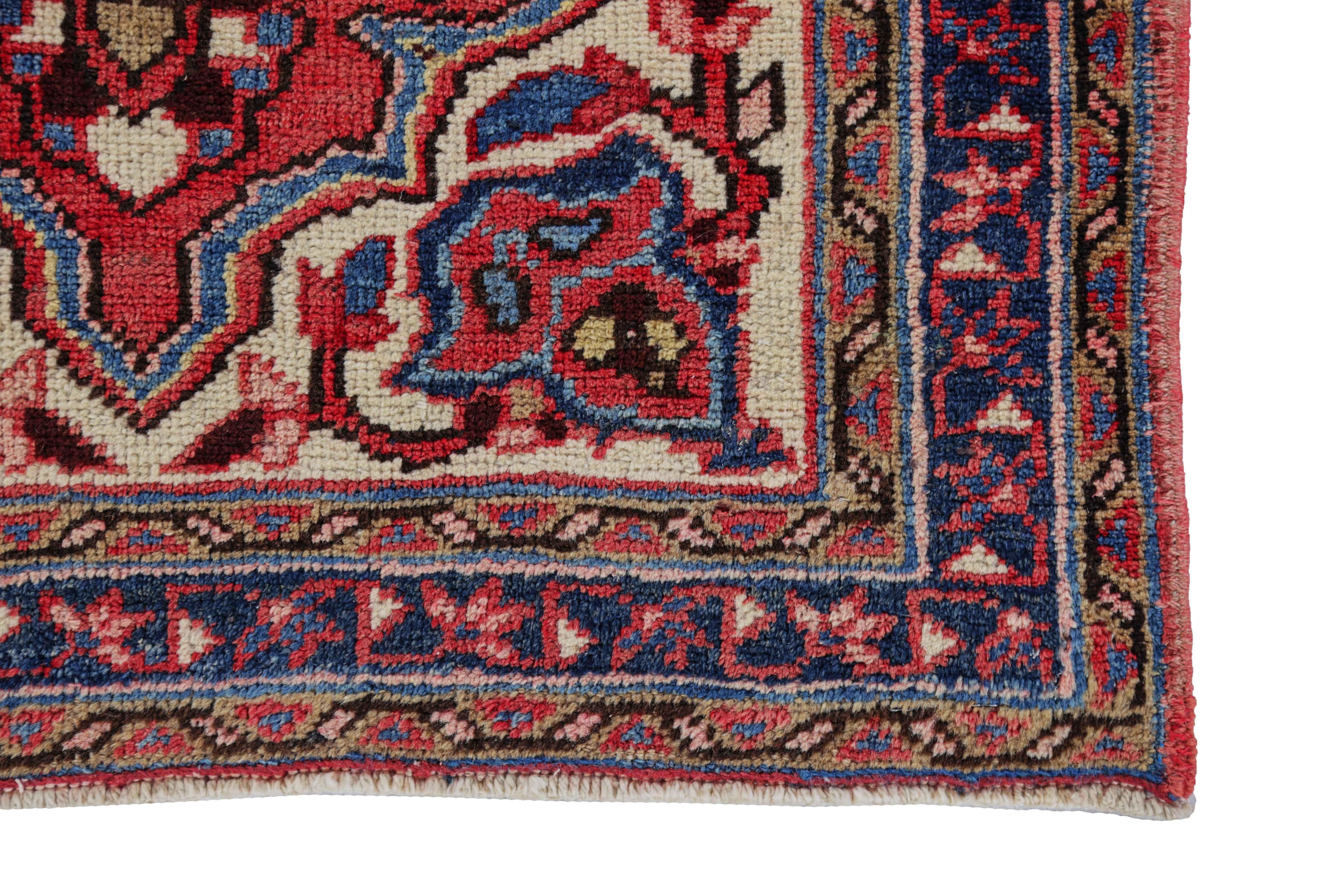 Tissé à la main Tapis persan ancien design Heriz en vente