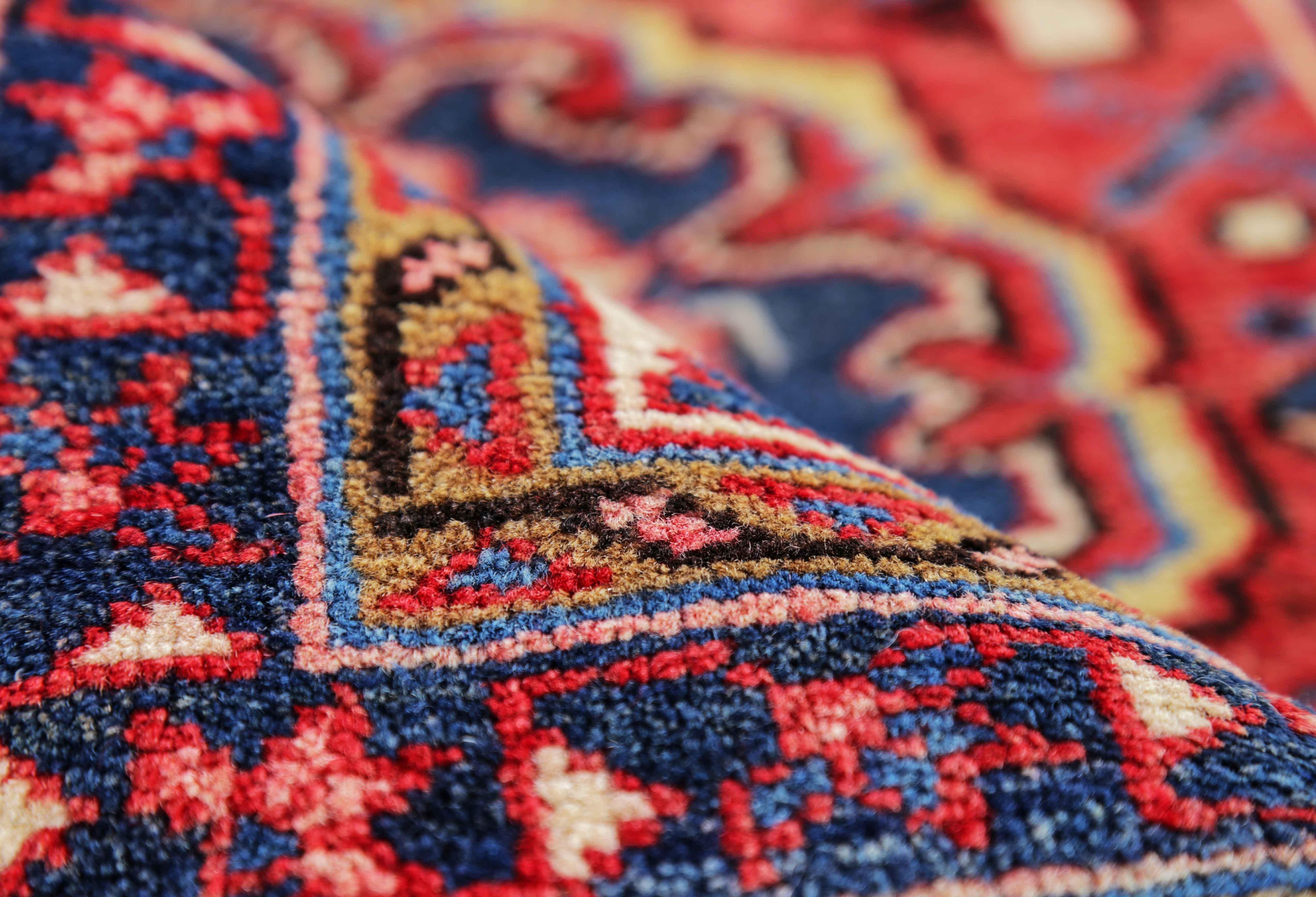 Antiker persischer Teppich im Heriz-Design im Zustand „Hervorragend“ im Angebot in Dallas, TX