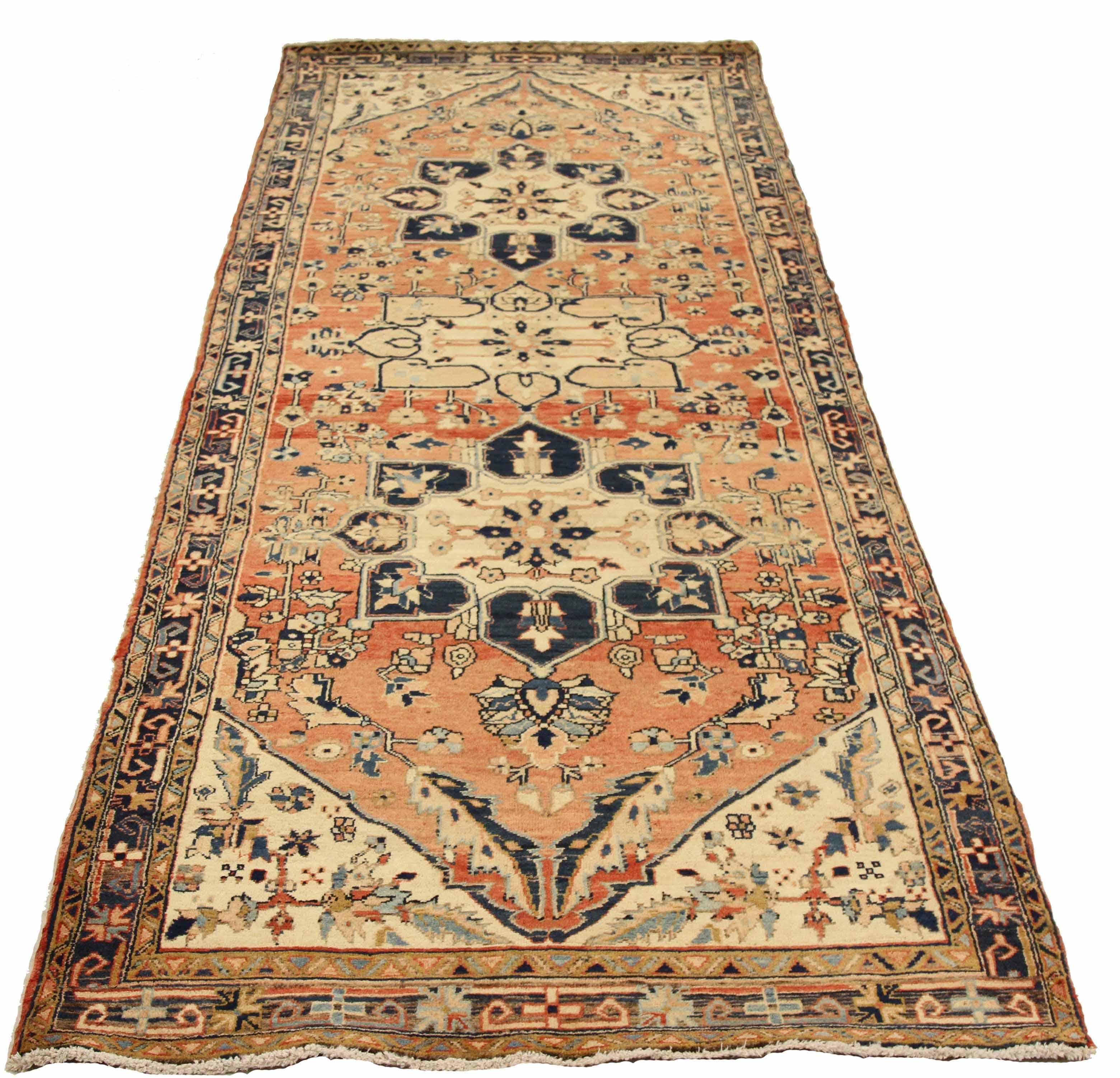 Ancien tapis persan tissé à la main à partir de la meilleure laine de mouton. Il est coloré avec des colorants végétaux entièrement naturels, sans danger pour les humains et les animaux de compagnie. Il s'agit d'un tapis traditionnel Heriz tissé à