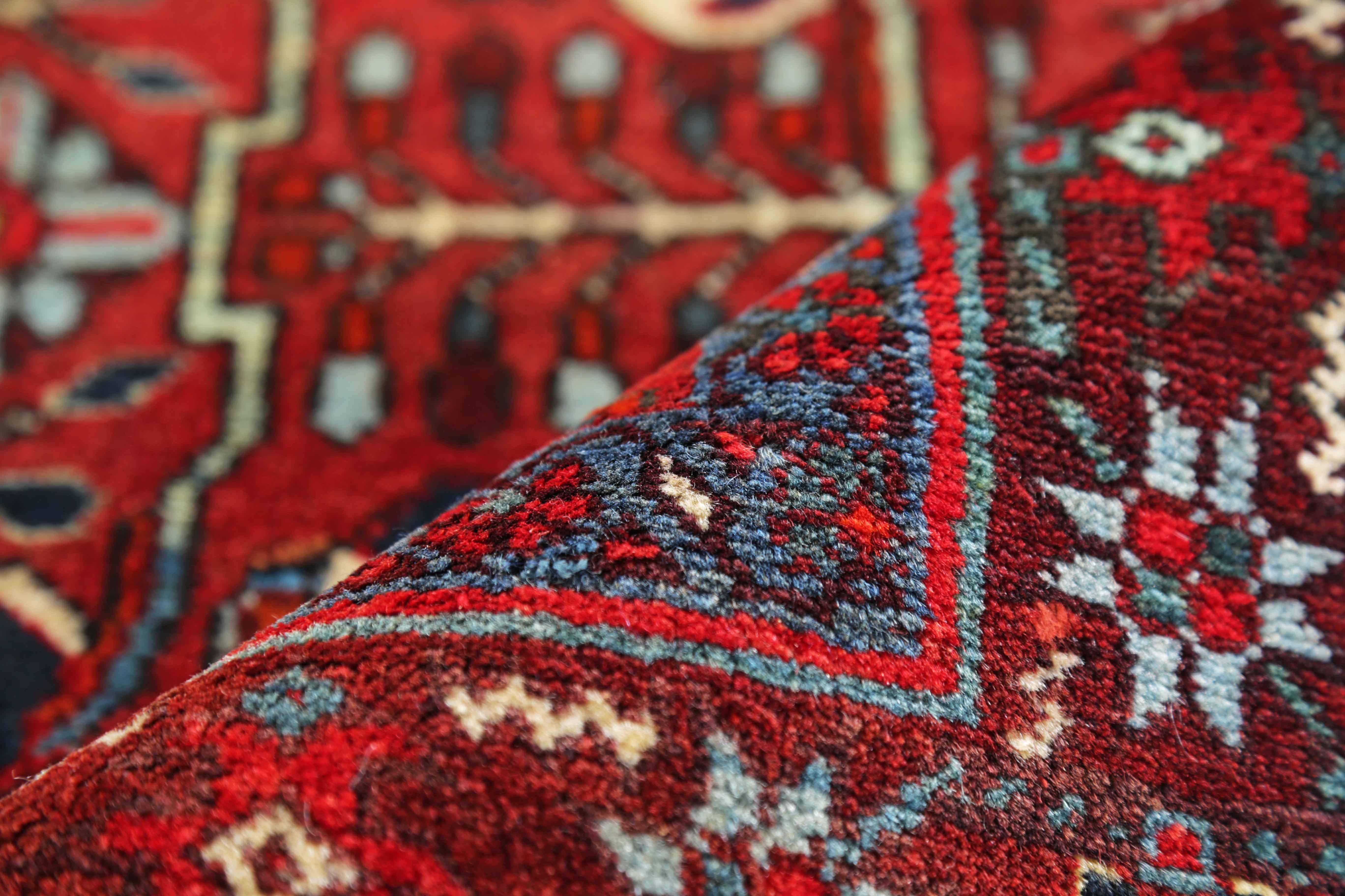 Antique Persian Area Rug Heriz Design In Excellent Condition For Sale In Dallas, TX