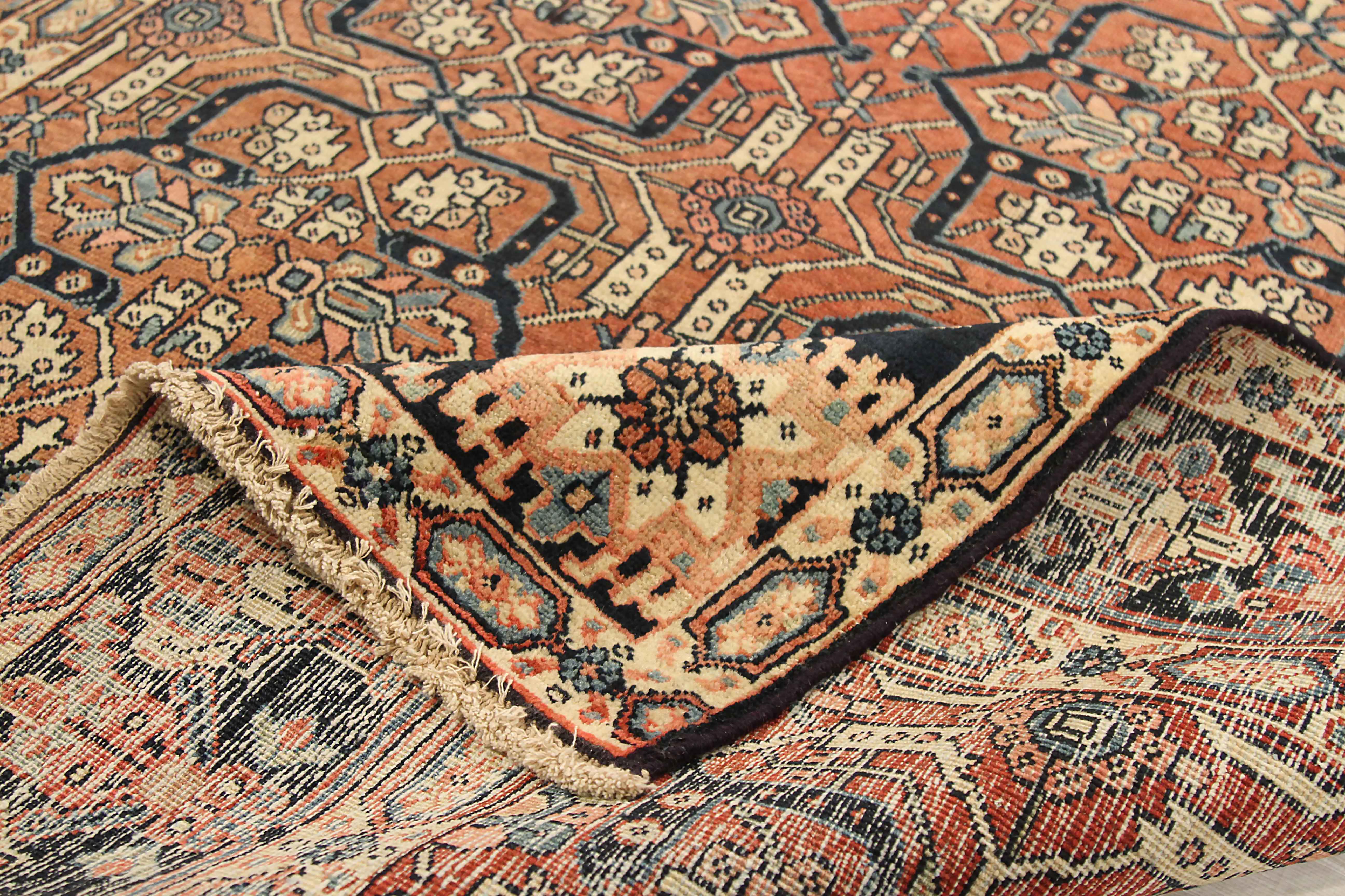 Antiker persischer Teppich im Heriz-Design (Persisch) im Angebot