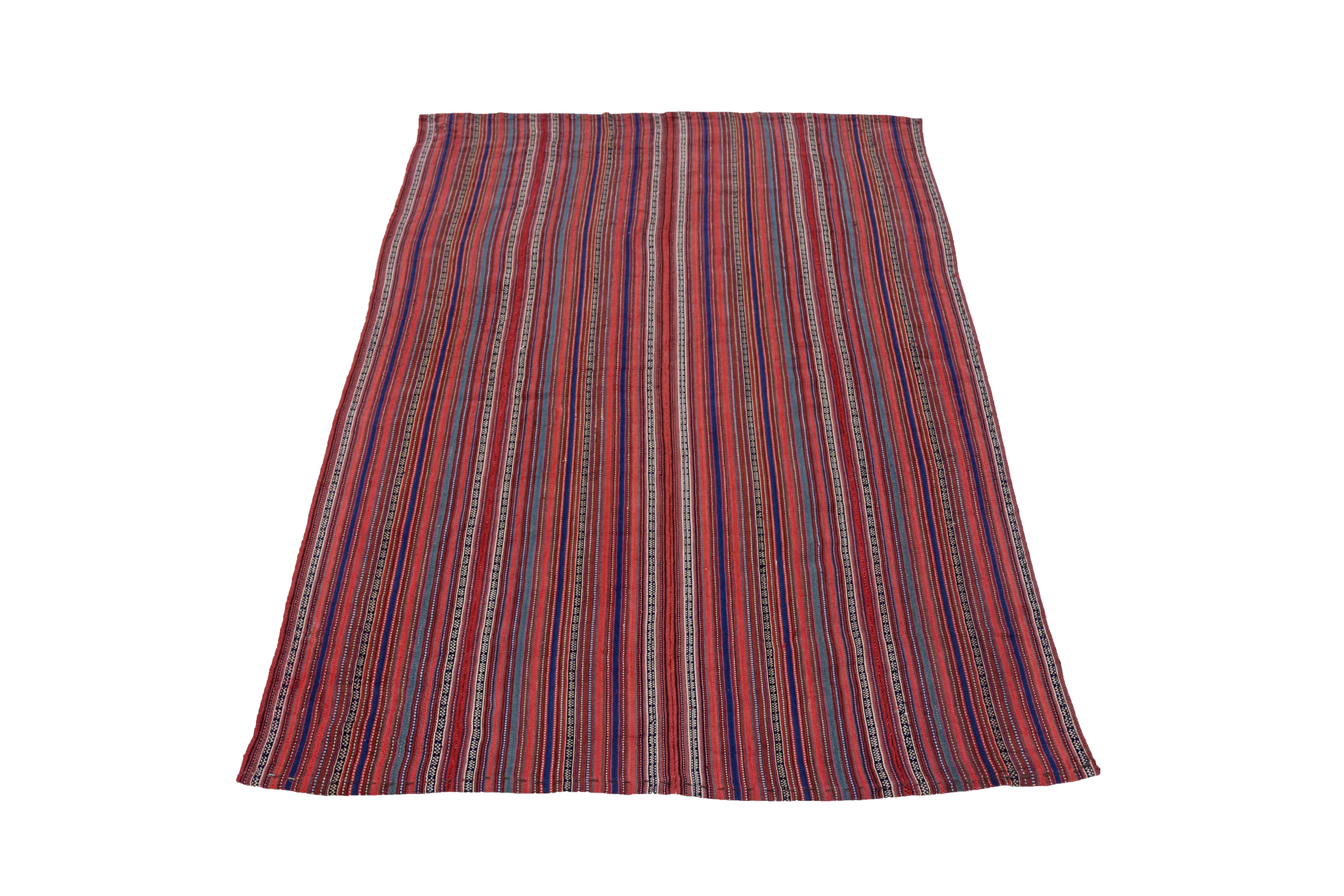 Ancien tapis persan tissé à la main à partir de la meilleure laine de mouton. Il est coloré avec des colorants végétaux entièrement naturels, sans danger pour les humains et les animaux de compagnie. Il s'agit d'un modèle traditionnel Jajm tissé à