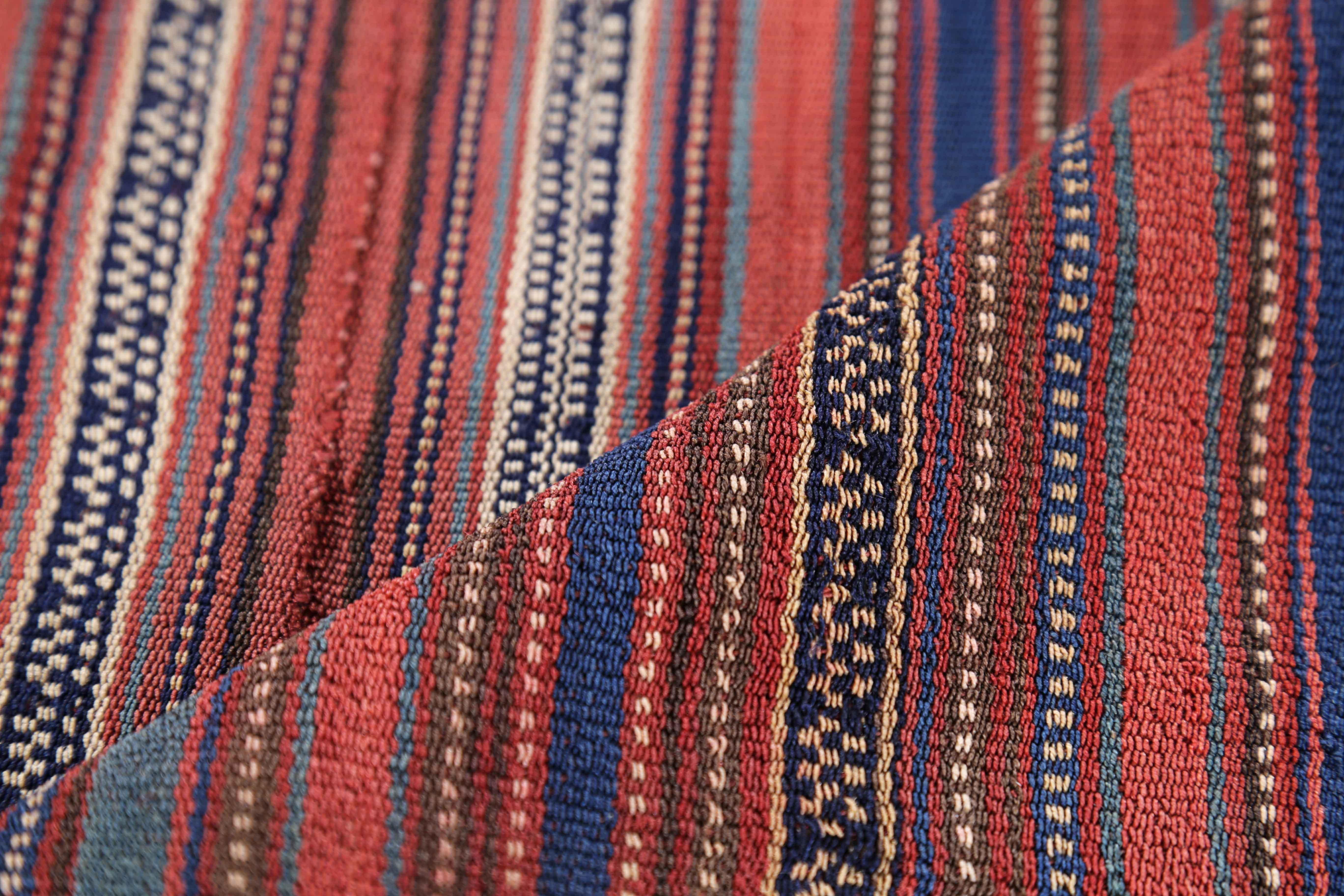Tissé à la main Tapis persan ancien design Jajim en vente