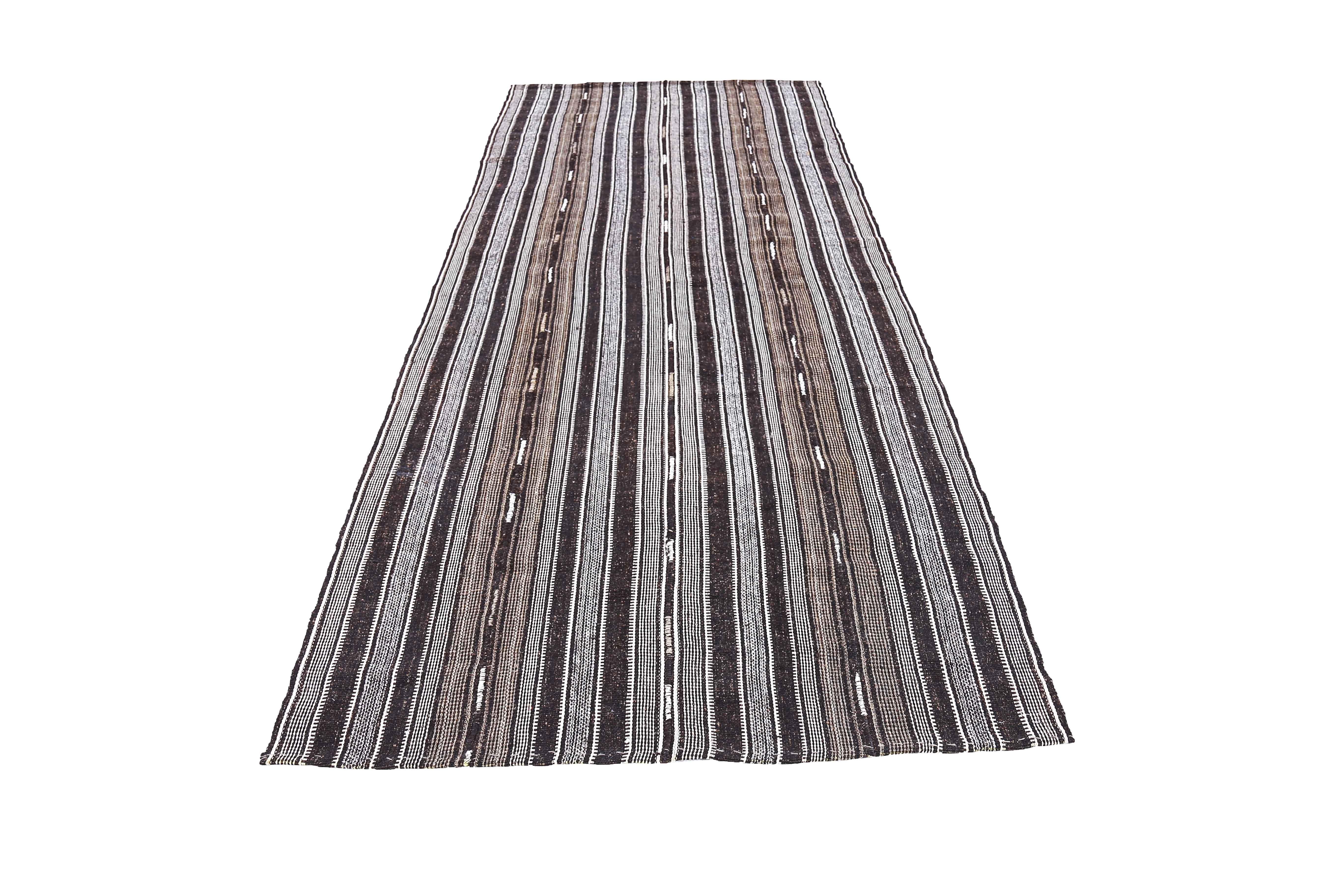 Ancien tapis persan tissé à la main à partir de la meilleure laine de mouton. Il est coloré avec des colorants végétaux entièrement naturels, sans danger pour les humains et les animaux de compagnie. Il s'agit d'un modèle traditionnel Jajm tissé à