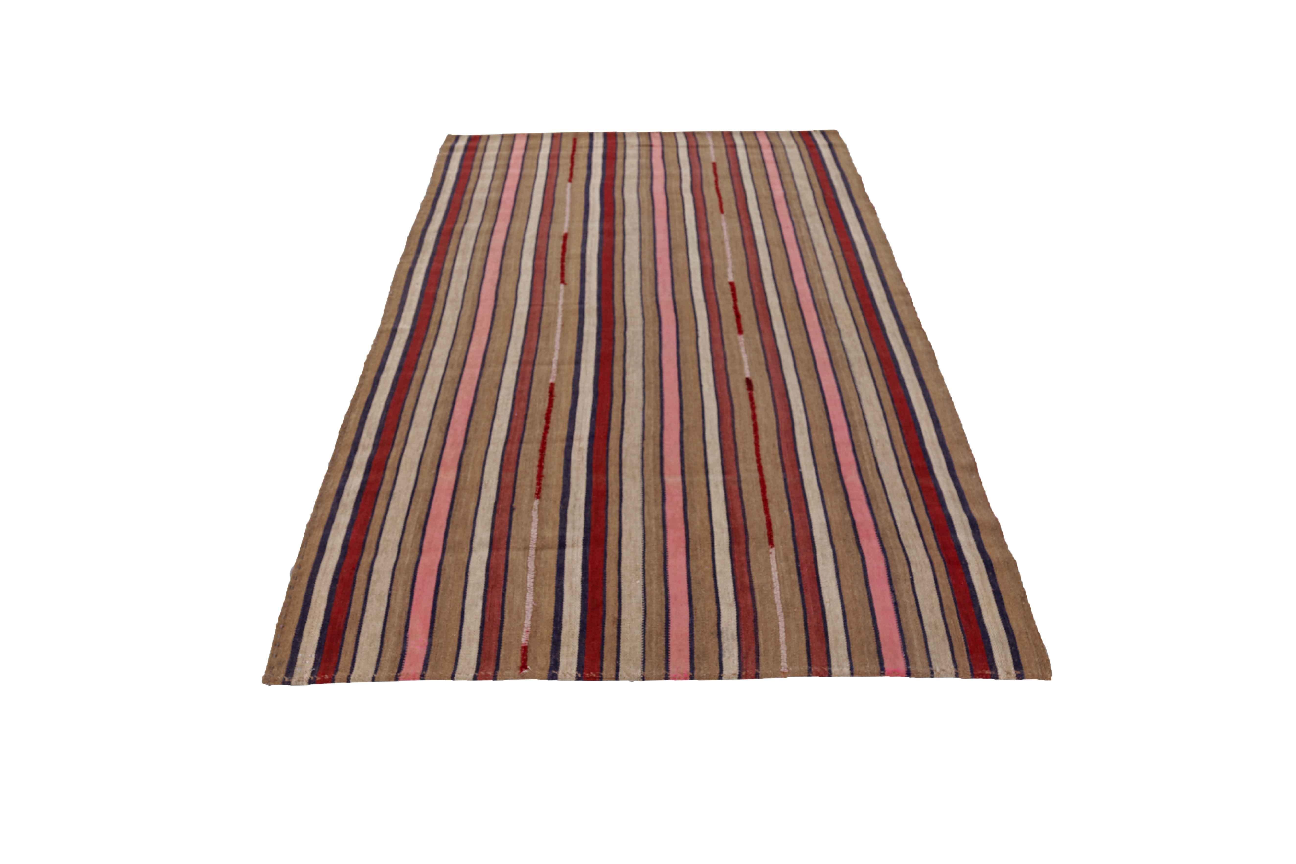 Ancien tapis persan tissé à la main à partir de la meilleure laine de mouton. Il est coloré avec des colorants végétaux entièrement naturels, sans danger pour les humains et les animaux de compagnie. Il s'agit d'un modèle traditionnel Jajm tissé à