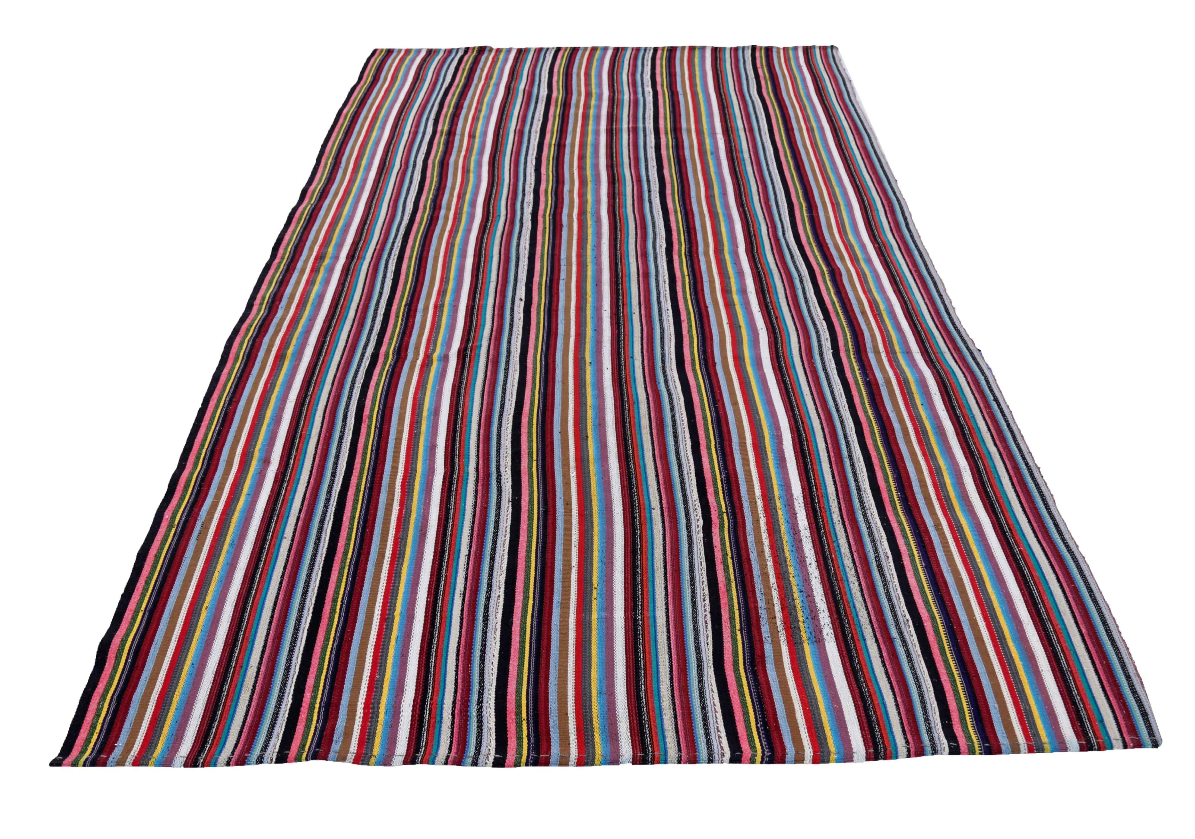 Découvrez l'élégance des tapis persans Jajim de Circa 1910. Conçu avec de la Laine et du NoirBleuVertIvoirePinkPurpelRougeJaune, ce design exclusif est parfait pour mettre en valeur votre espace.
