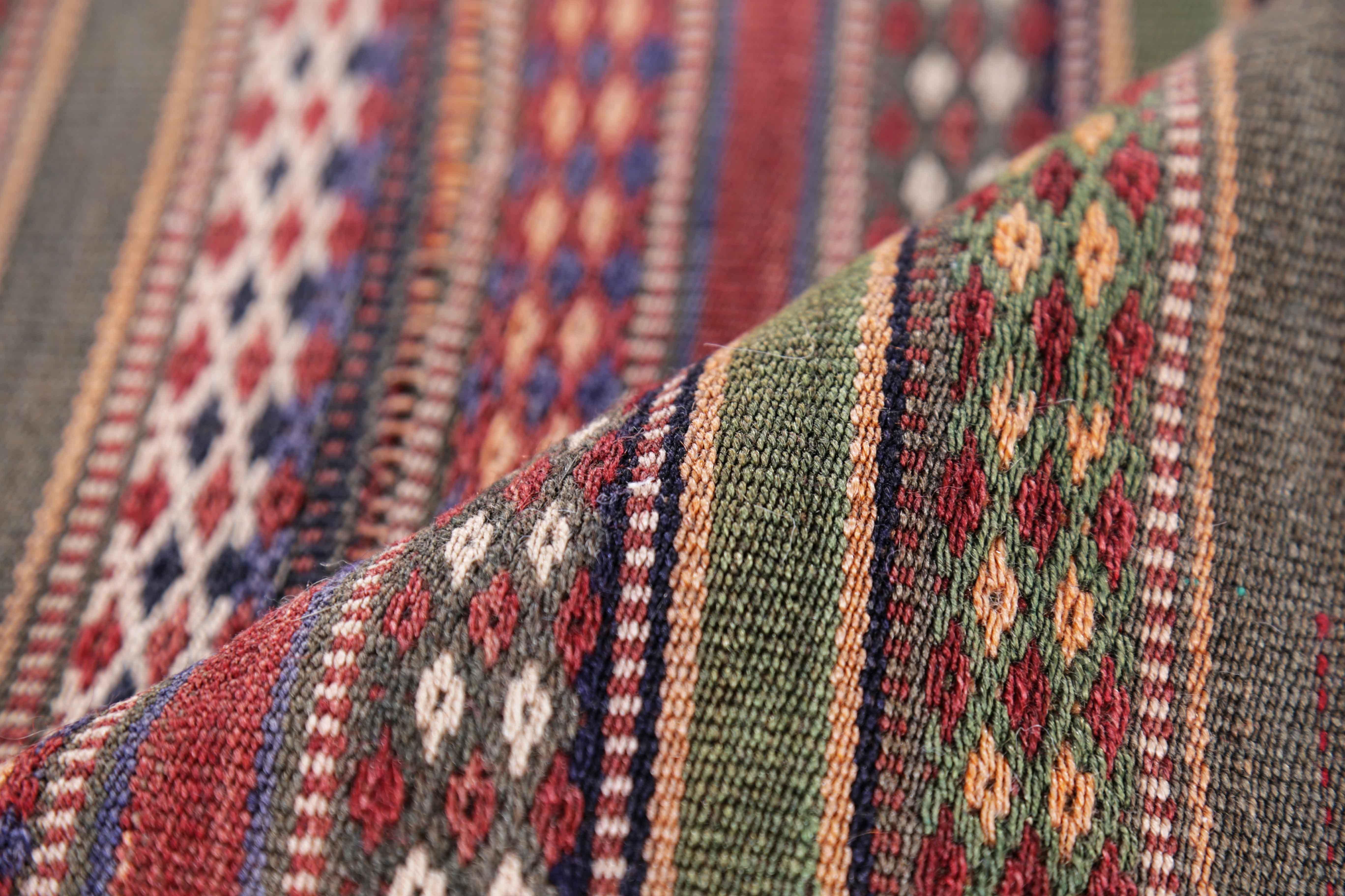 Antiker persischer Teppich mit Jajim-Muster (Handgewebt) im Angebot