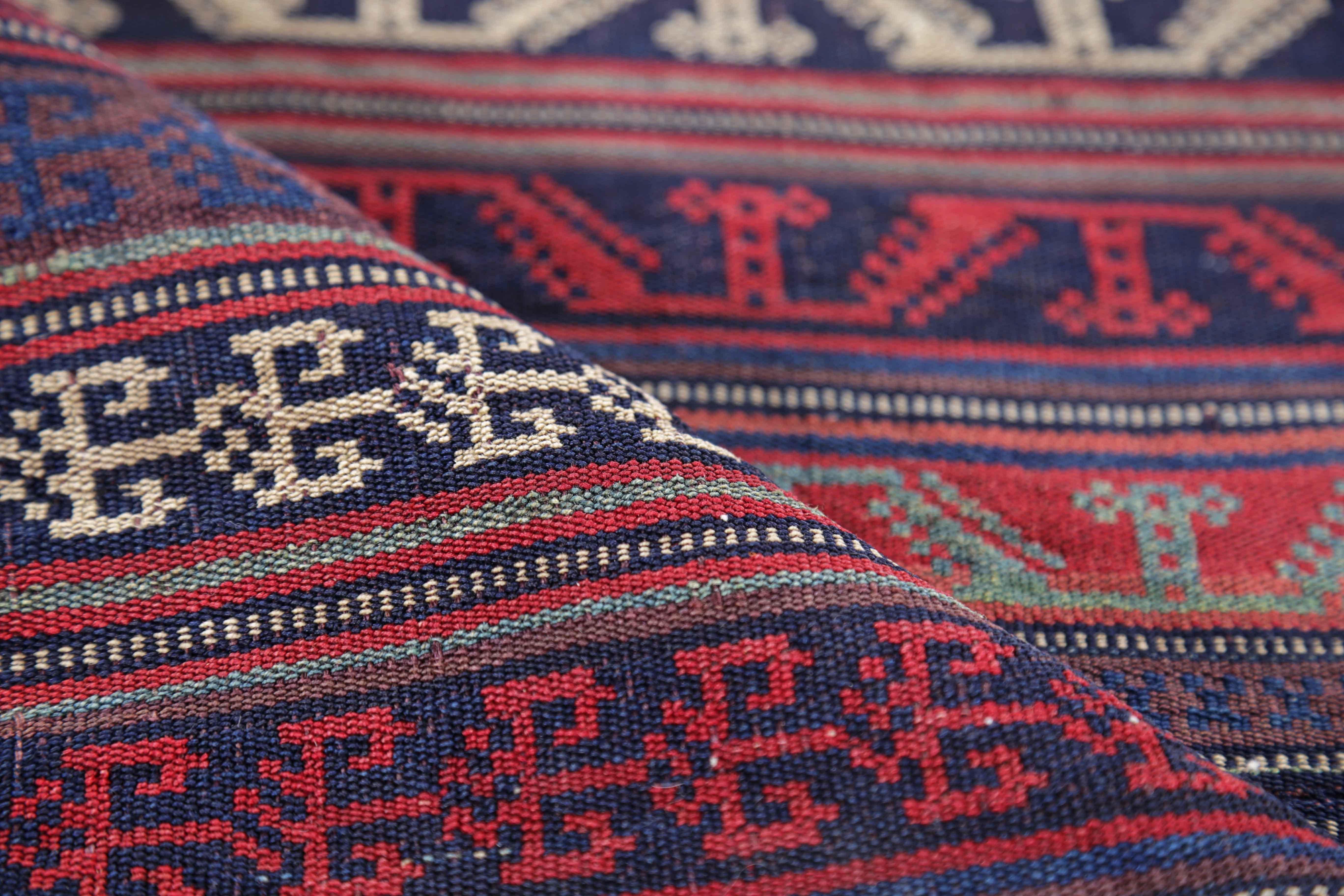 Antiker persischer Teppich mit Jajim-Muster (Handgewebt) im Angebot