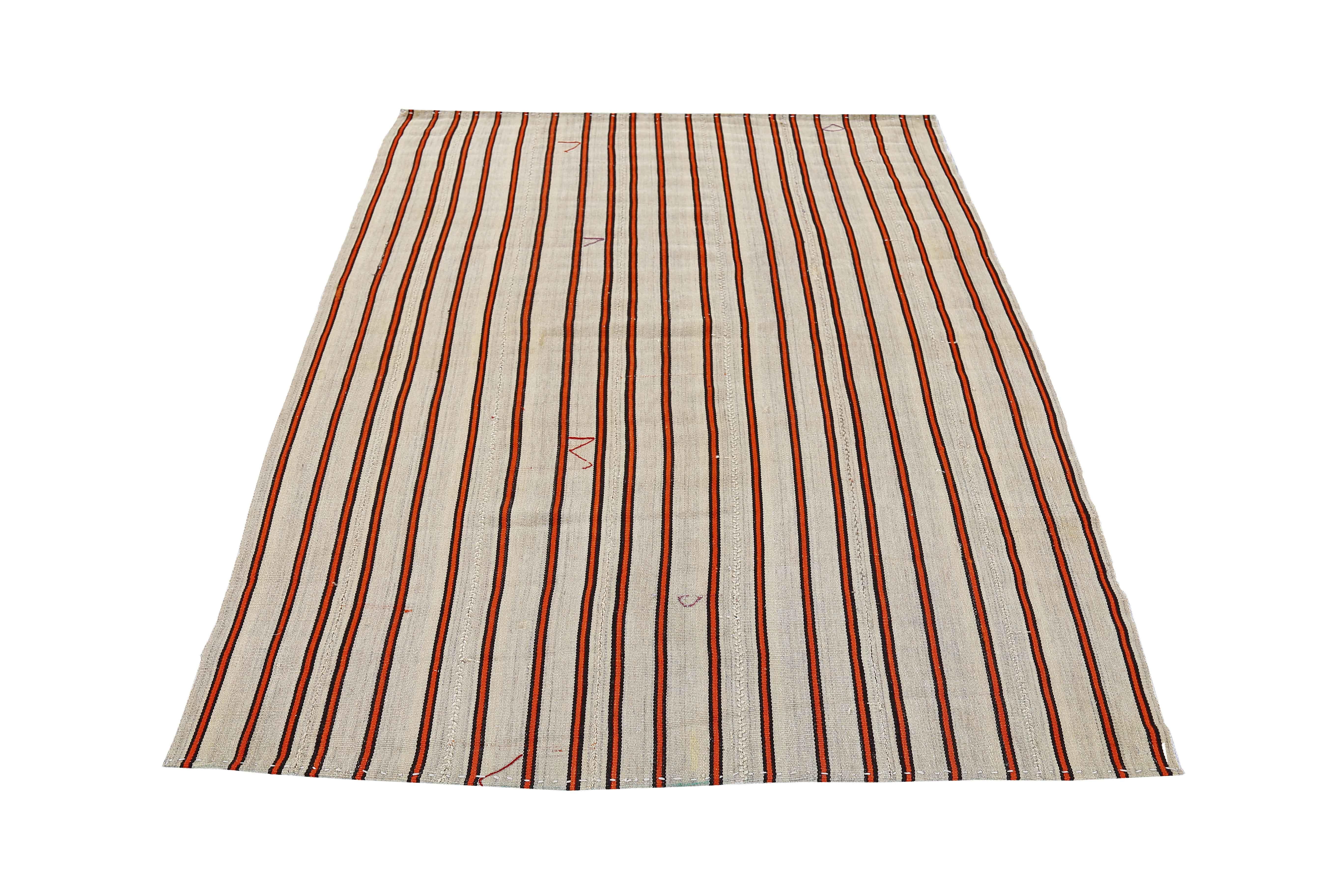 Ancien tapis persan tissé à la main à partir de la meilleure laine de mouton. Il est coloré avec des colorants végétaux entièrement naturels, sans danger pour les humains et les animaux de compagnie. Il s'agit d'un modèle traditionnel Jajm tissé à
