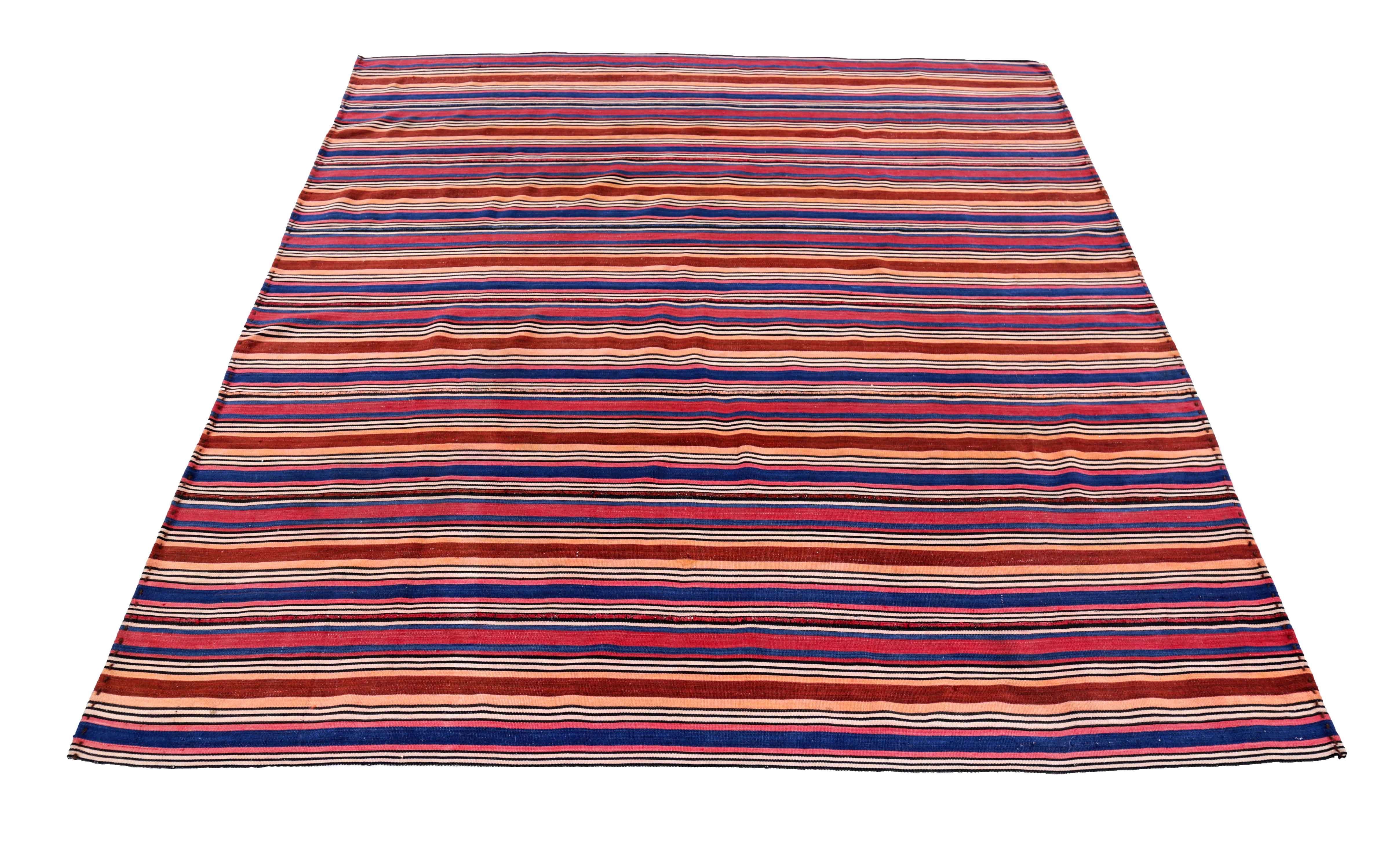 Ancien tapis persan tissé à la main à partir de la meilleure laine de mouton. Il est coloré avec des colorants végétaux entièrement naturels, sans danger pour les humains et les animaux de compagnie. Il s'agit d'un modèle traditionnel Jajm tissé à