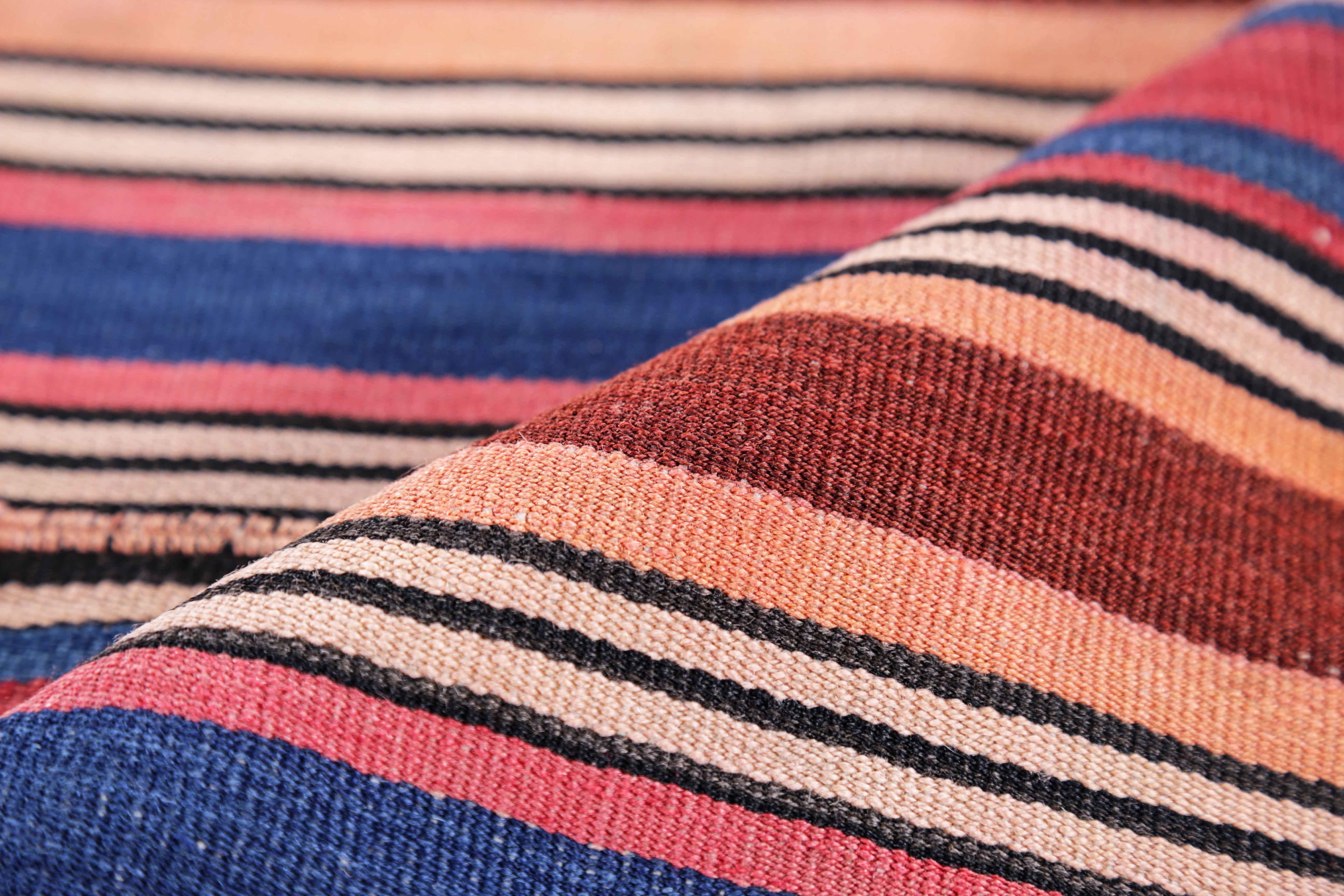 Tissé à la main Tapis persan ancien design Jajim en vente