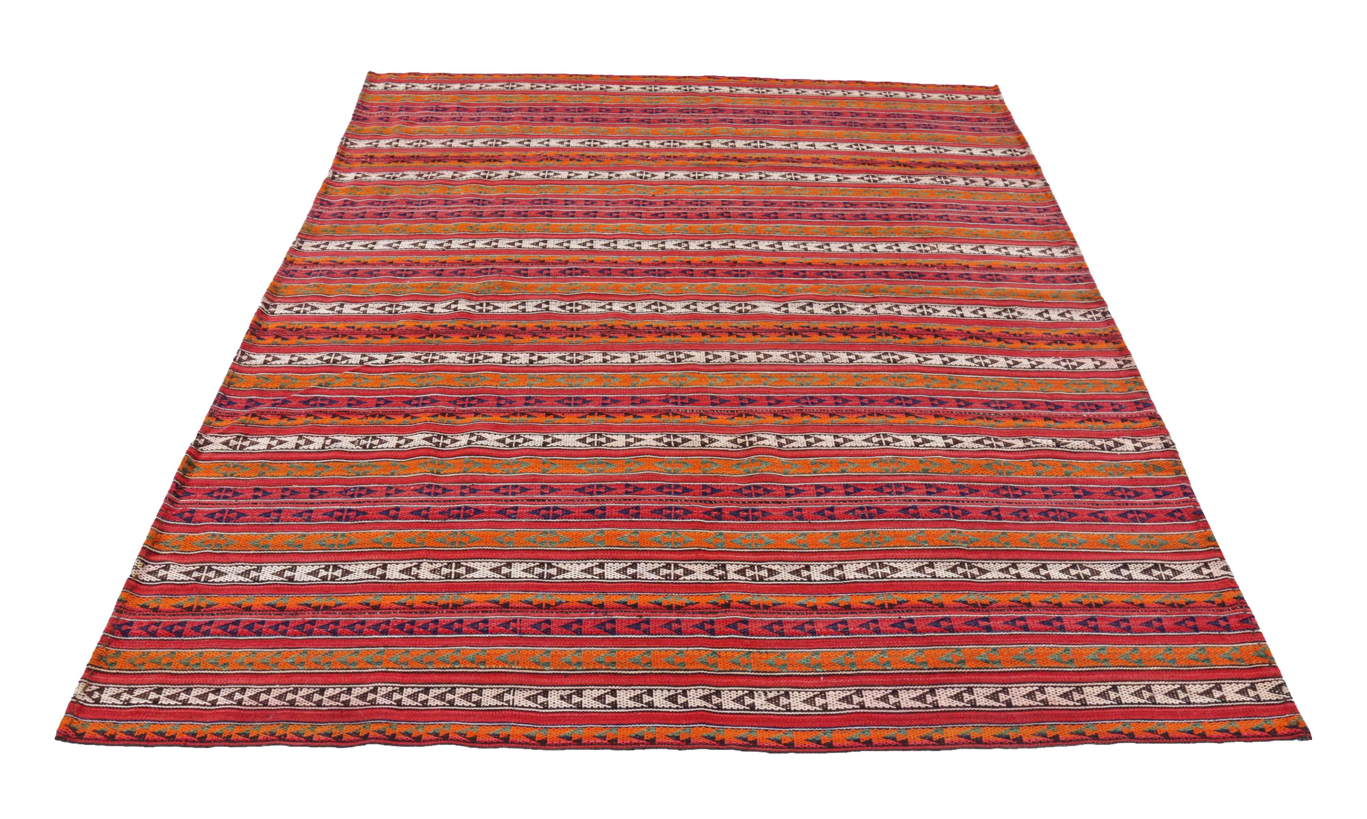 Ancien tapis persan tissé à la main à partir de la meilleure laine de mouton. Il est coloré avec des colorants végétaux entièrement naturels, sans danger pour les humains et les animaux de compagnie. Il s'agit d'un modèle traditionnel Jajm tissé à
