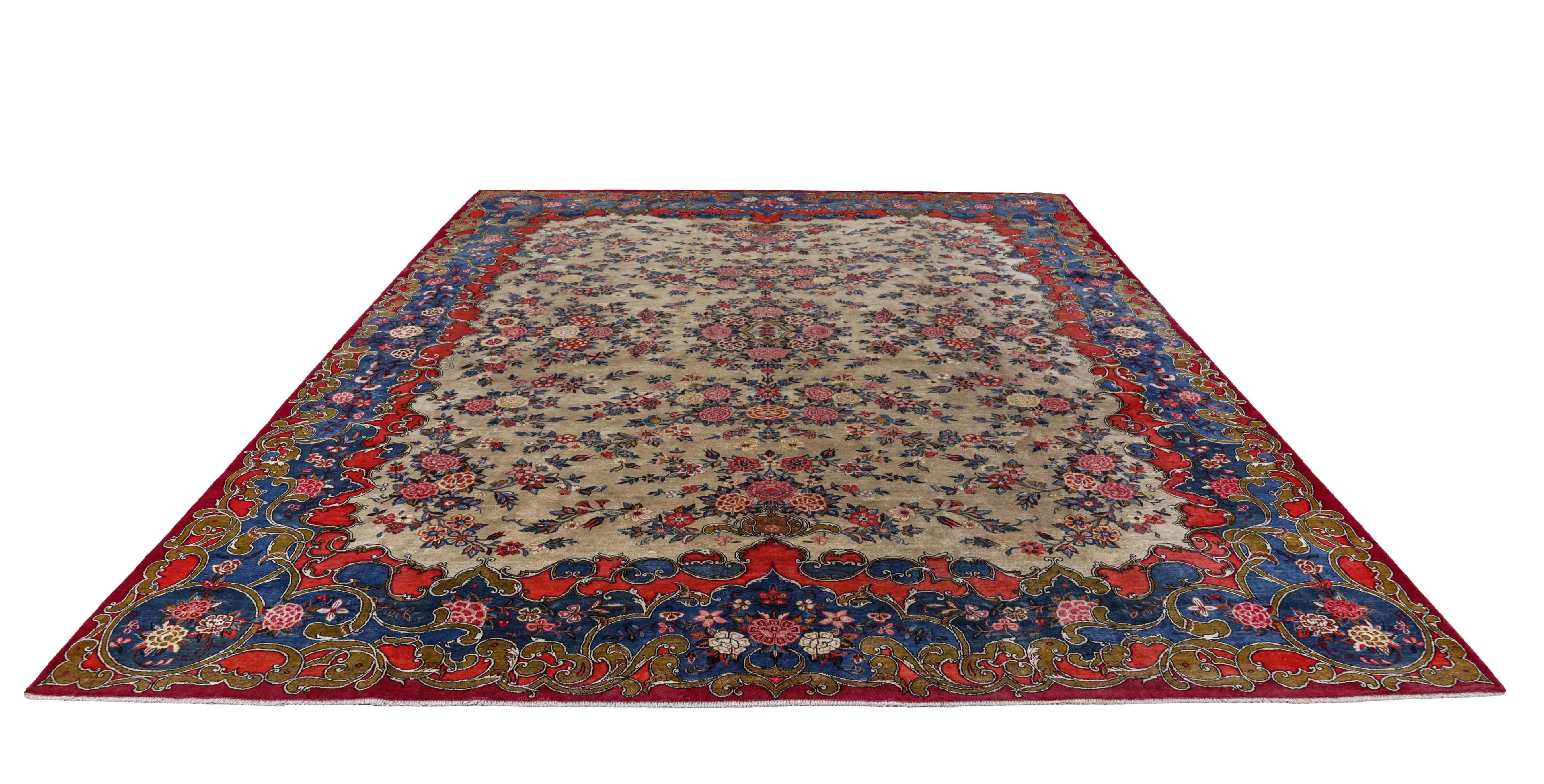 Ancien tapis persan tissé à la main à partir de la meilleure laine de mouton. Il est coloré avec des colorants végétaux entièrement naturels, sans danger pour les humains et les animaux de compagnie. Il s'agit d'un modèle traditionnel Kashan tissé à