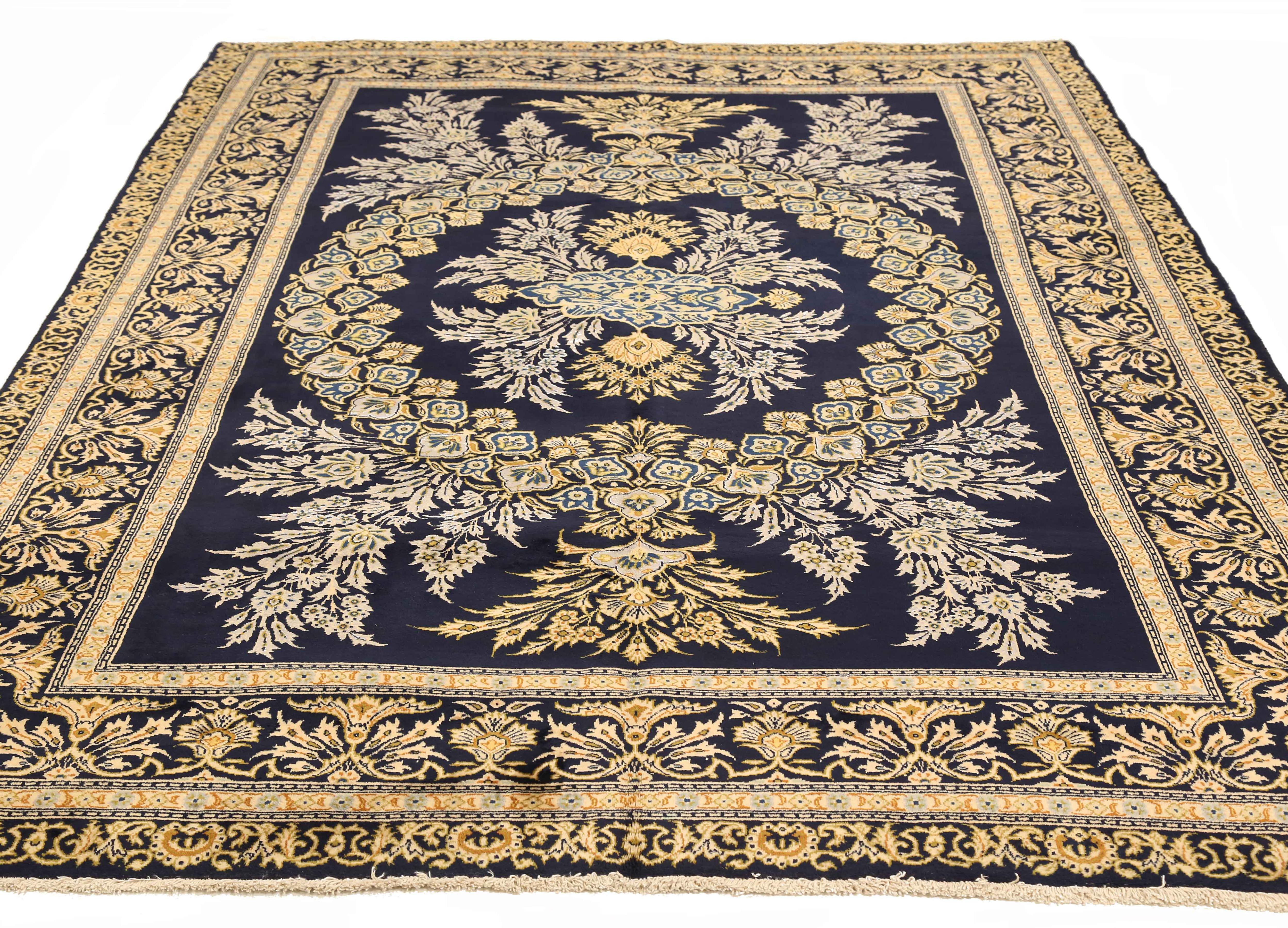 Ancien tapis persan tissé à la main à partir de la meilleure laine de mouton. Il est coloré avec des colorants végétaux entièrement naturels, sans danger pour les humains et les animaux de compagnie. Il s'agit d'un modèle traditionnel Kashan tissé à