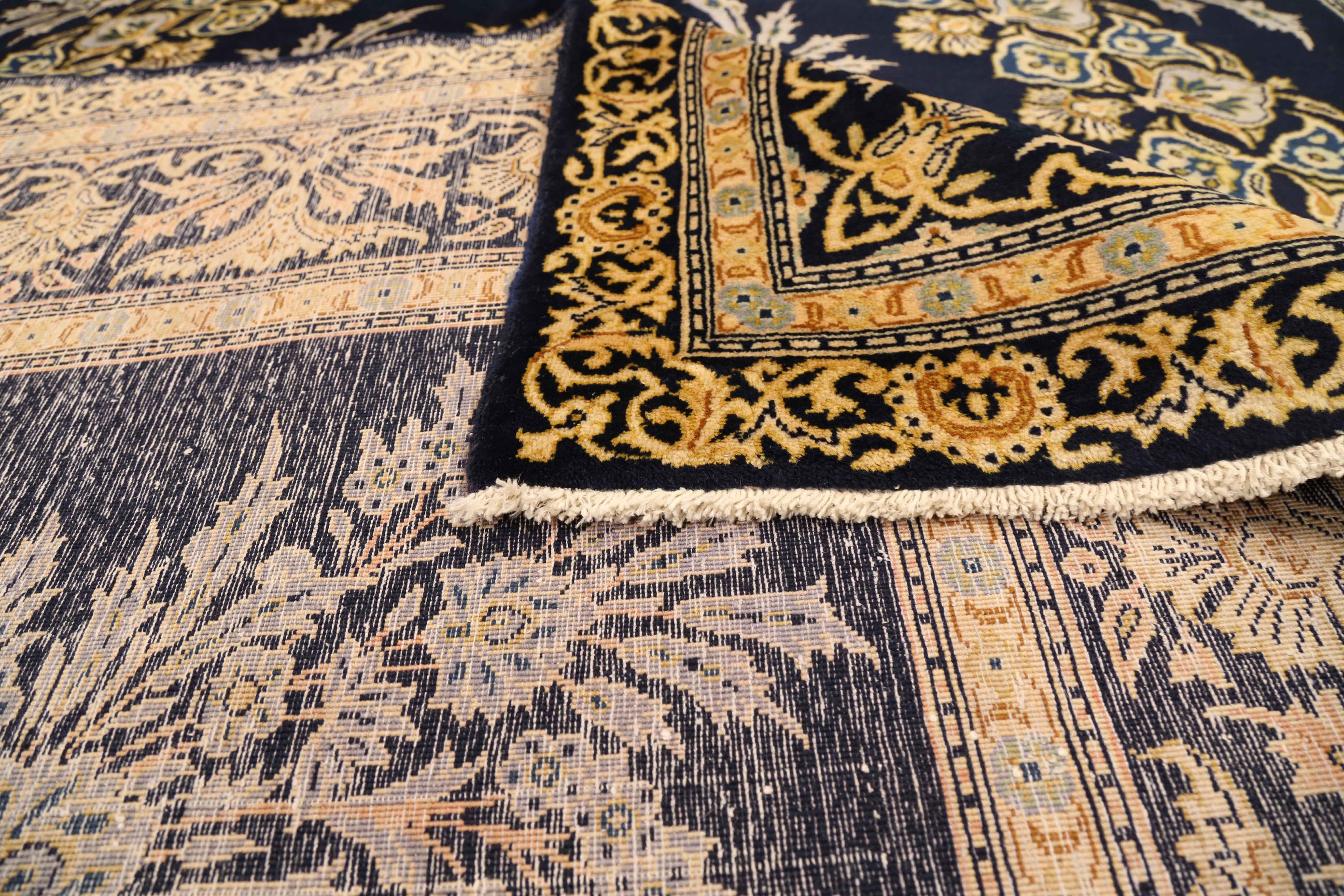 Perse Tapis persan ancien à motif Kashan en vente