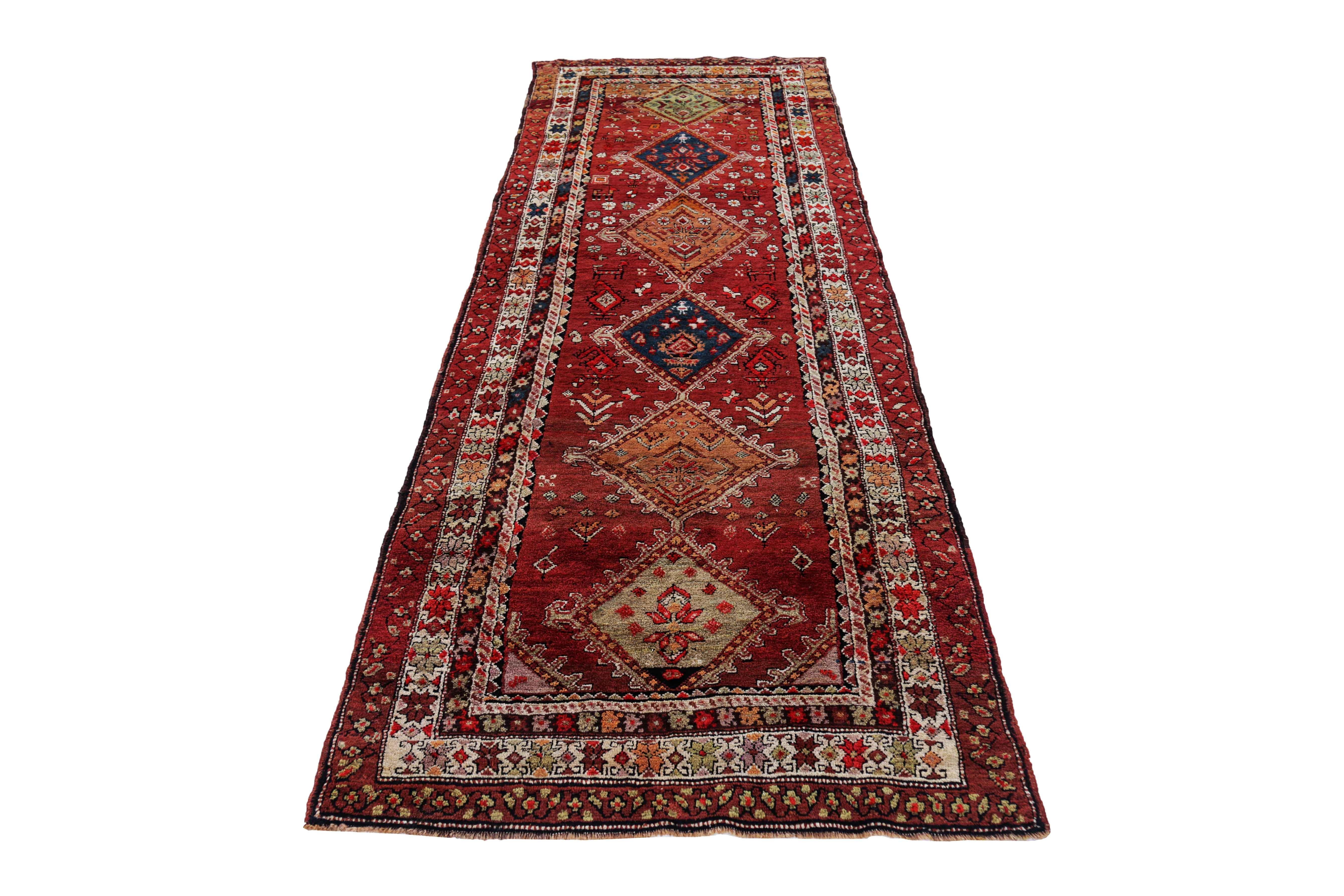 Antiker persischer Teppich, handgewebt aus feinster Schafswolle. Es ist mit natürlichen pflanzlichen Farbstoffen gefärbt, die für Menschen und Haustiere sicher sind. Es ist ein traditionelles kasachisches Design, das von erfahrenen Kunsthandwerkern