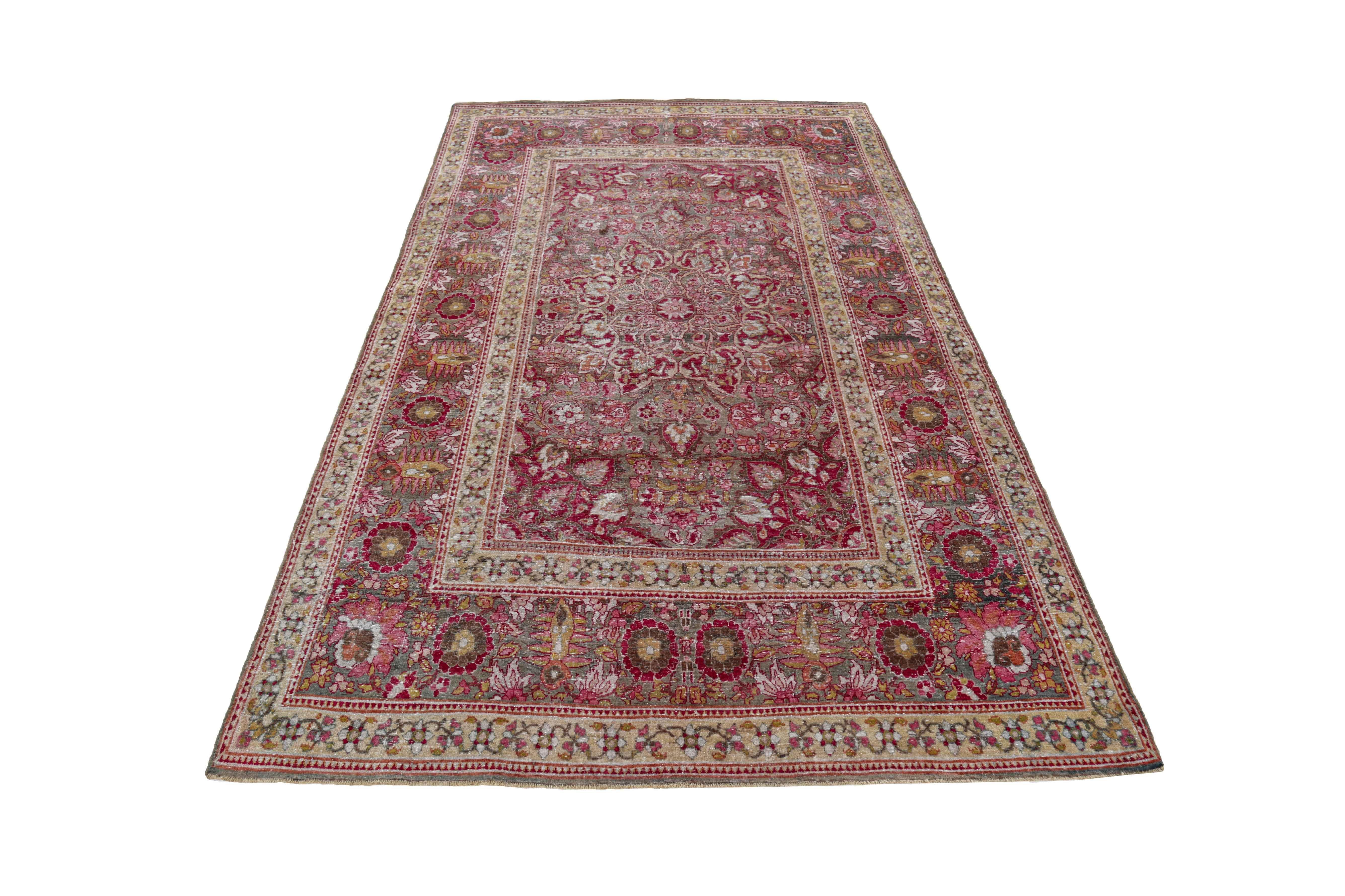 Ancien tapis persan tissé à la main à partir de la meilleure laine de mouton. Il est coloré avec des colorants végétaux entièrement naturels, sans danger pour les humains et les animaux de compagnie. Il s'agit d'un modèle traditionnel de Kerman