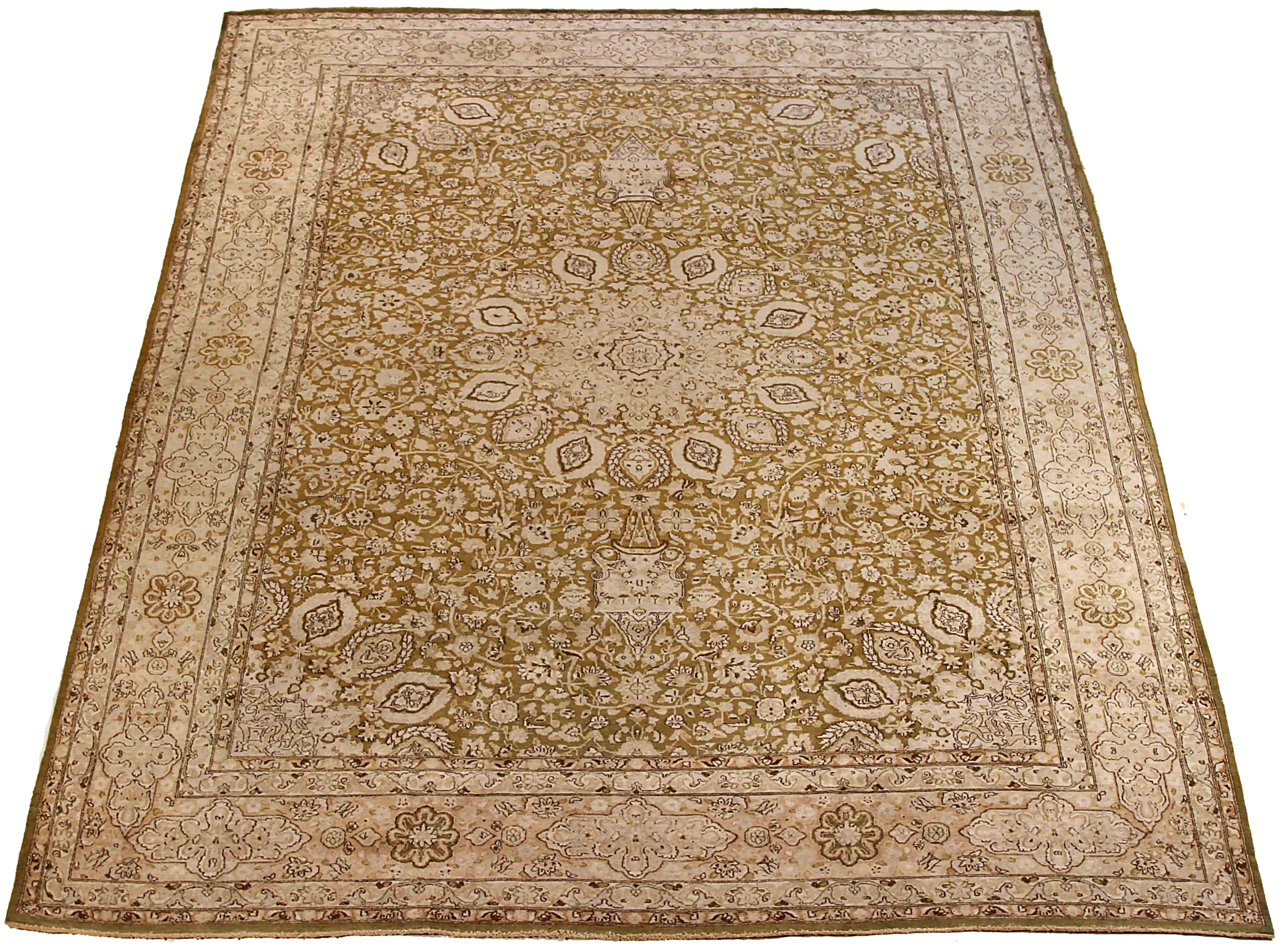 Antiker persischer Teppich, handgewebt aus feinster Schafswolle. Es ist mit natürlichen pflanzlichen Farbstoffen gefärbt, die für Menschen und Haustiere sicher sind. Es handelt sich um ein traditionelles Design aus Kerman, das von erfahrenen