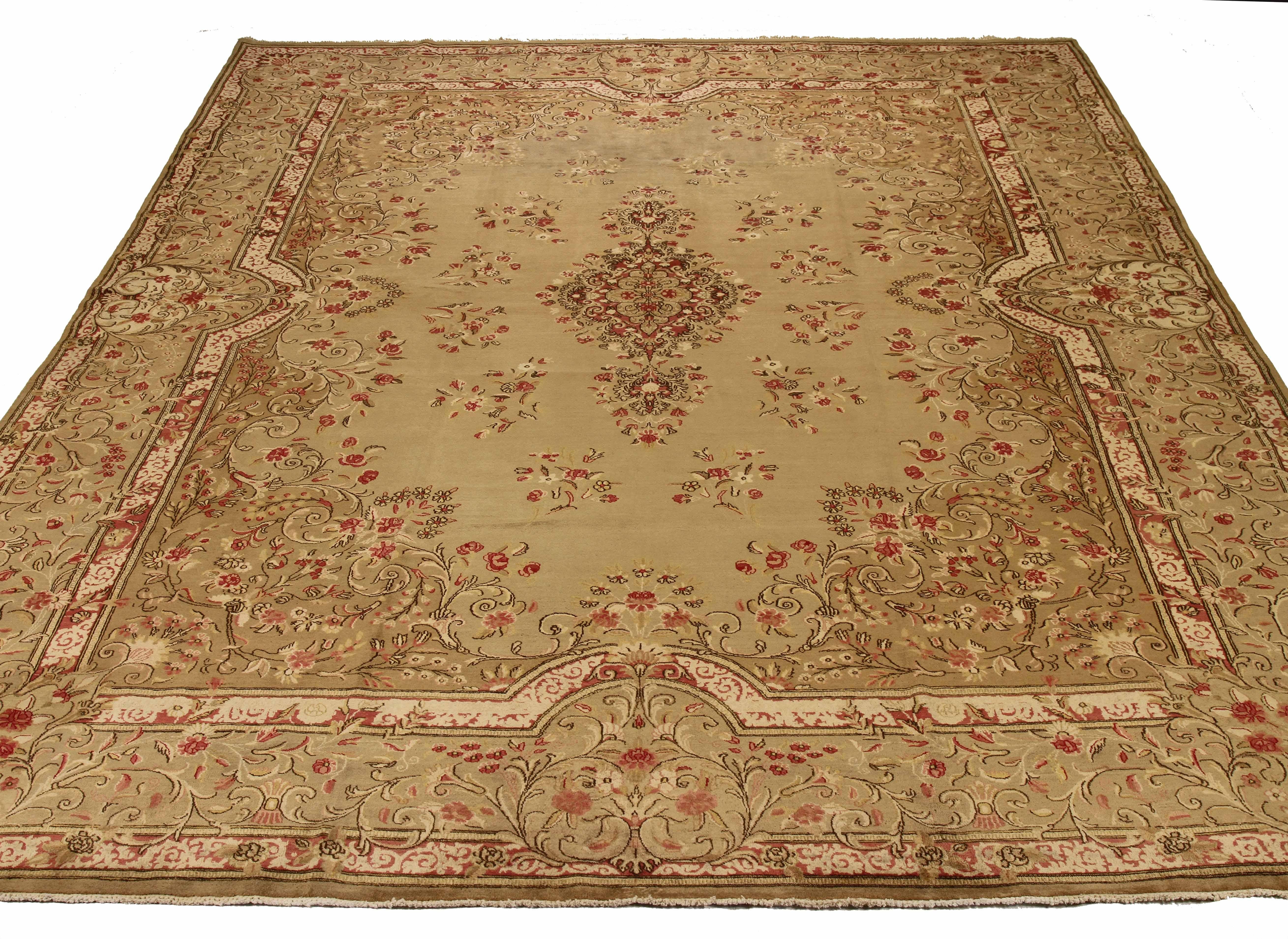 Ancien tapis persan tissé à la main à partir de la laine de mouton la plus fine. Il est coloré avec des teintures végétales entièrement naturelles qui sont sans danger pour les humains et les animaux de compagnie. Il s'agit d'un design traditionnel