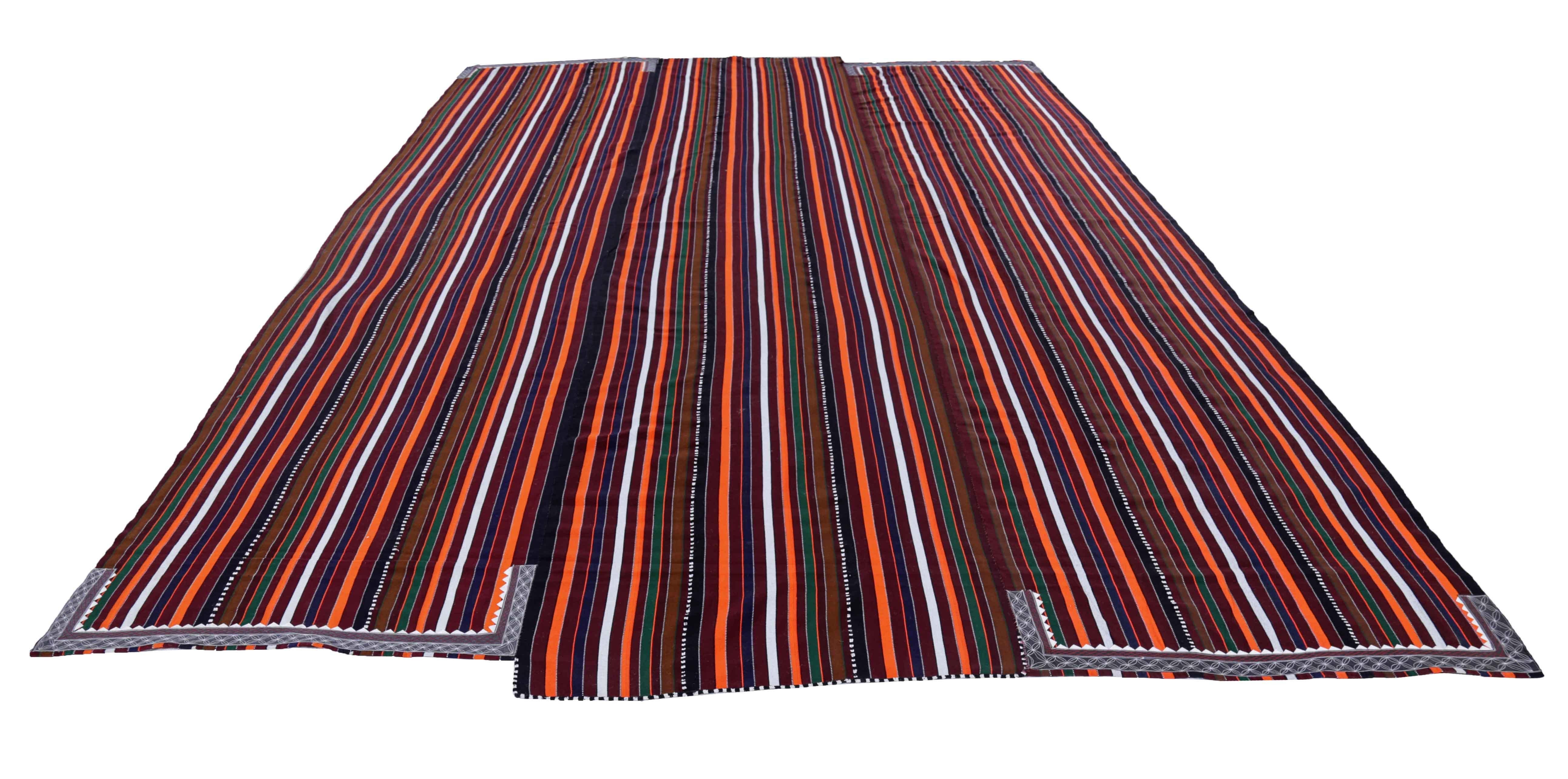 Antico tappeto persiano tessuto a mano con la migliore lana di pecora. È colorato con coloranti vegetali completamente naturali e sicuri per l'uomo e gli animali domestici. Si tratta di un disegno tradizionale Kilim tessuto a mano da esperti