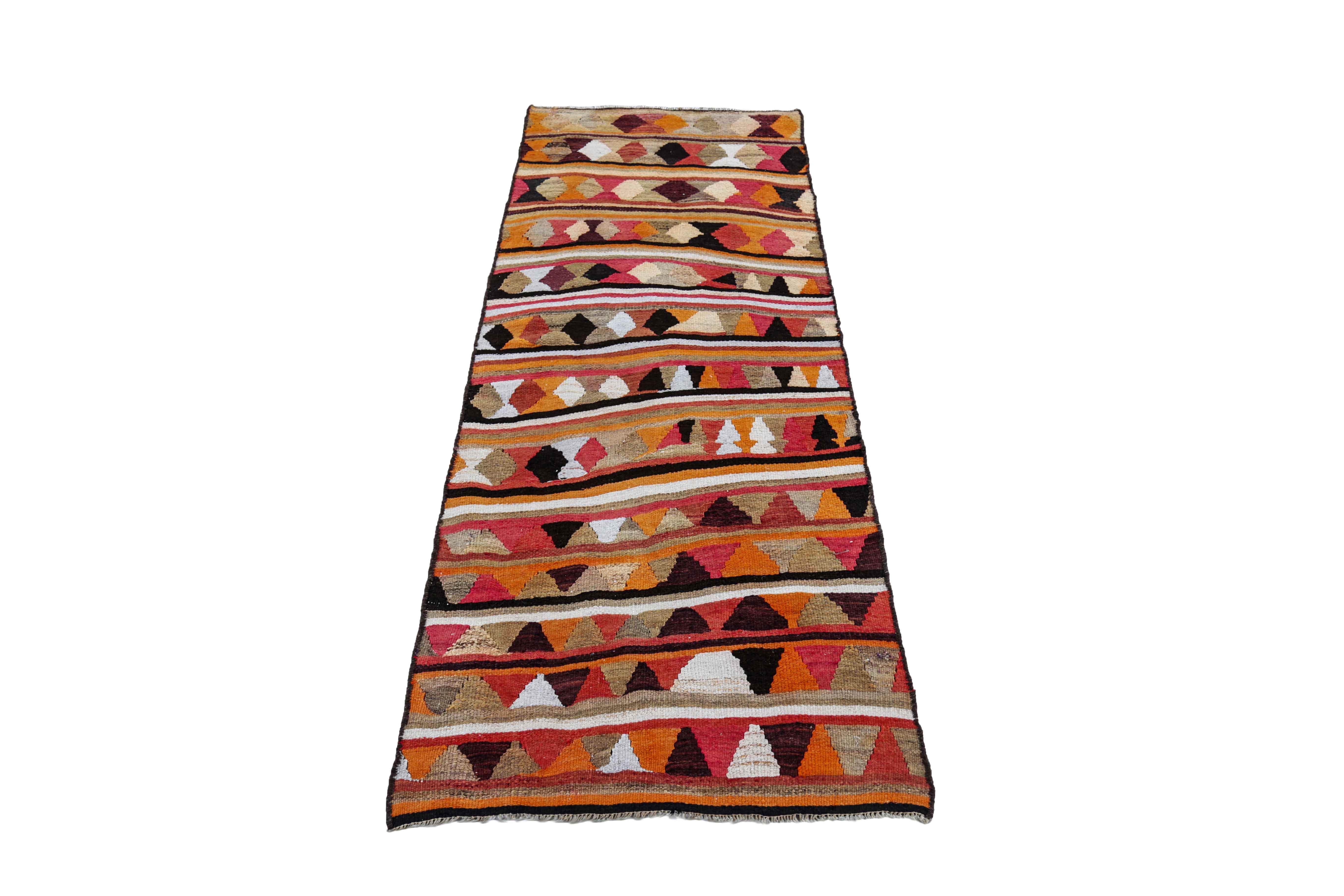 Antico tappeto persiano tessuto a mano con la migliore lana di pecora. È colorato con coloranti vegetali completamente naturali e sicuri per l'uomo e gli animali domestici. Si tratta di un disegno tradizionale Kilim tessuto a mano da esperti