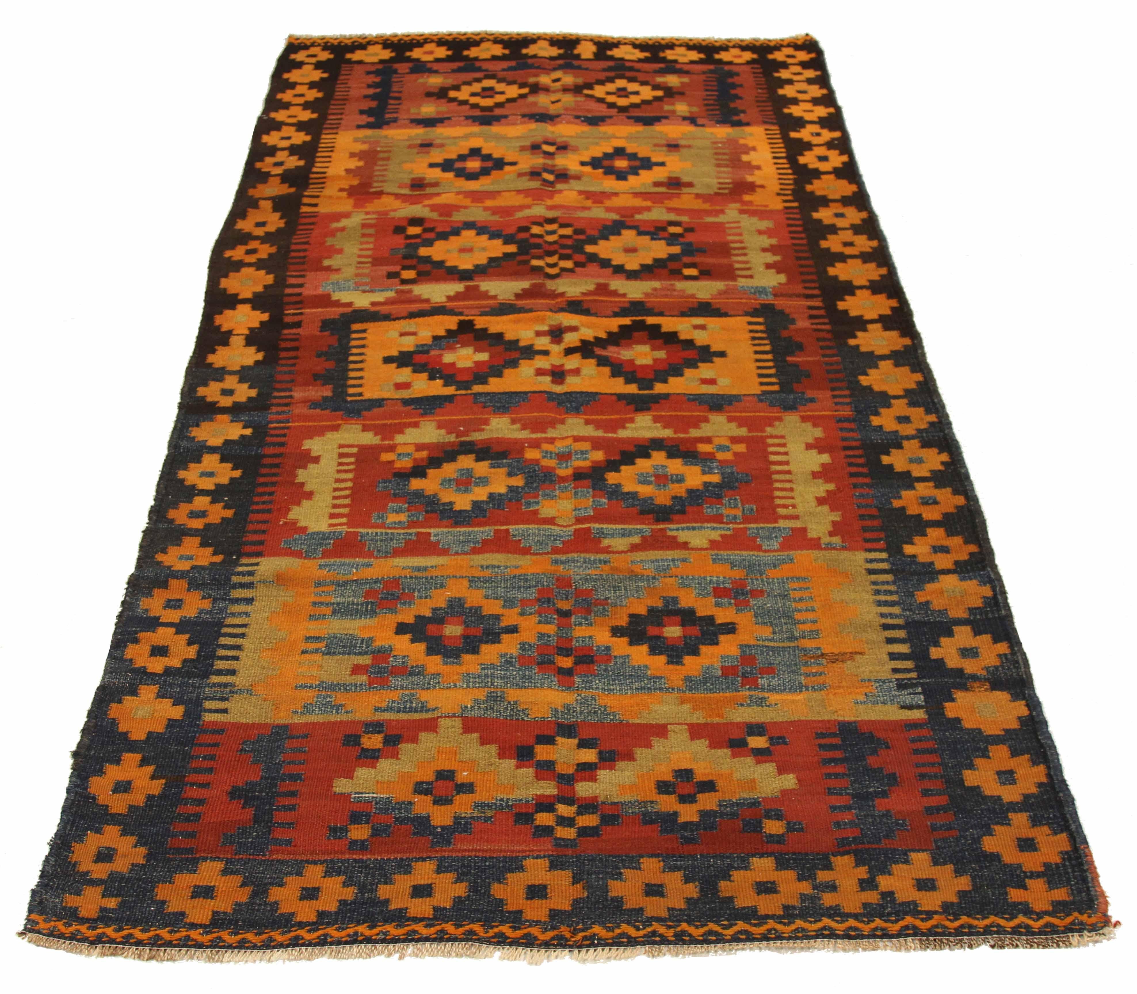 Antiker persischer Teppich, handgewebt aus feinster Schafswolle. Es ist mit natürlichen pflanzlichen Farbstoffen gefärbt, die für Menschen und Haustiere sicher sind. Es handelt sich um ein traditionelles Kilim-Design, das von erfahrenen