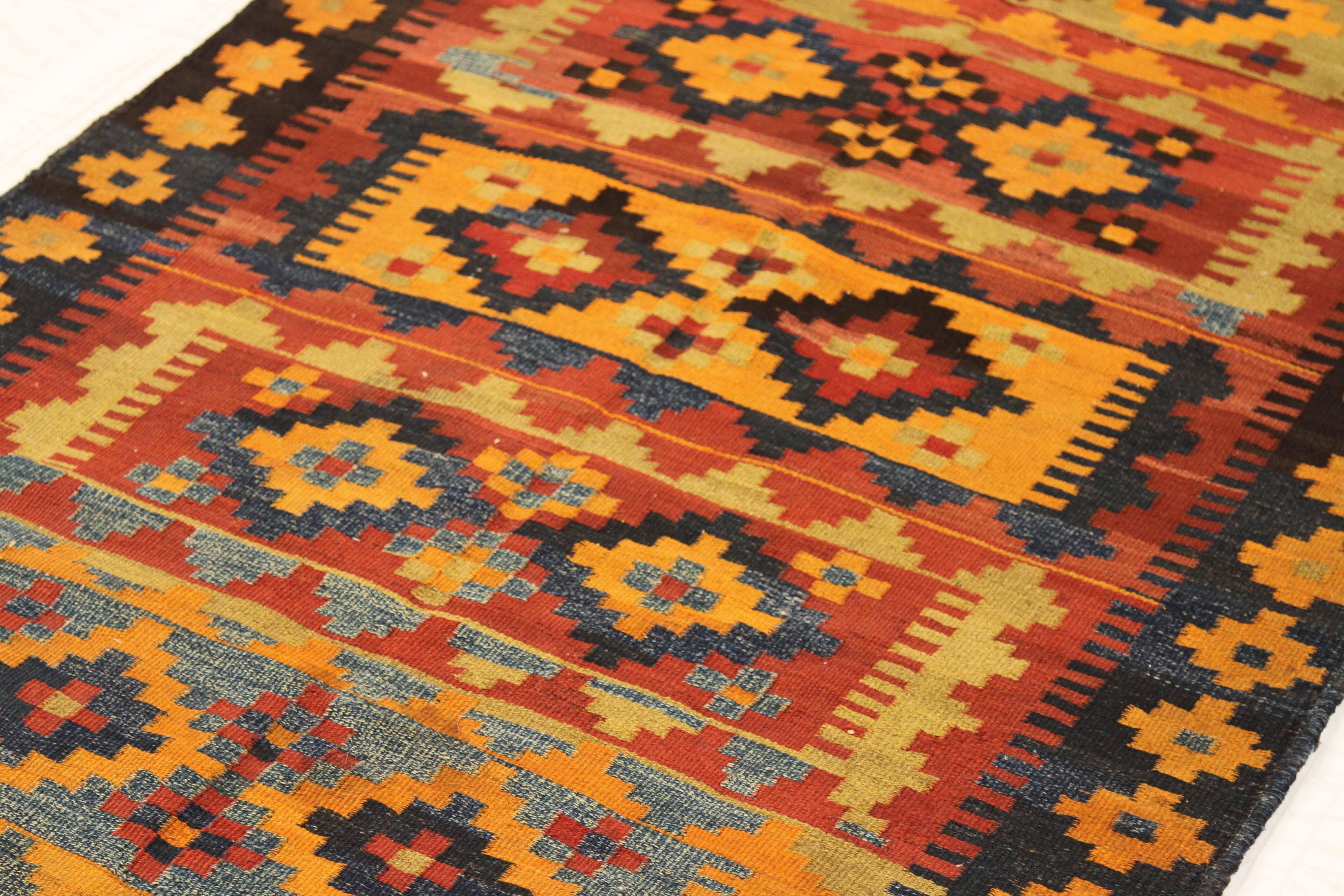 Perse Tapis persan ancien à motif Kilim en vente