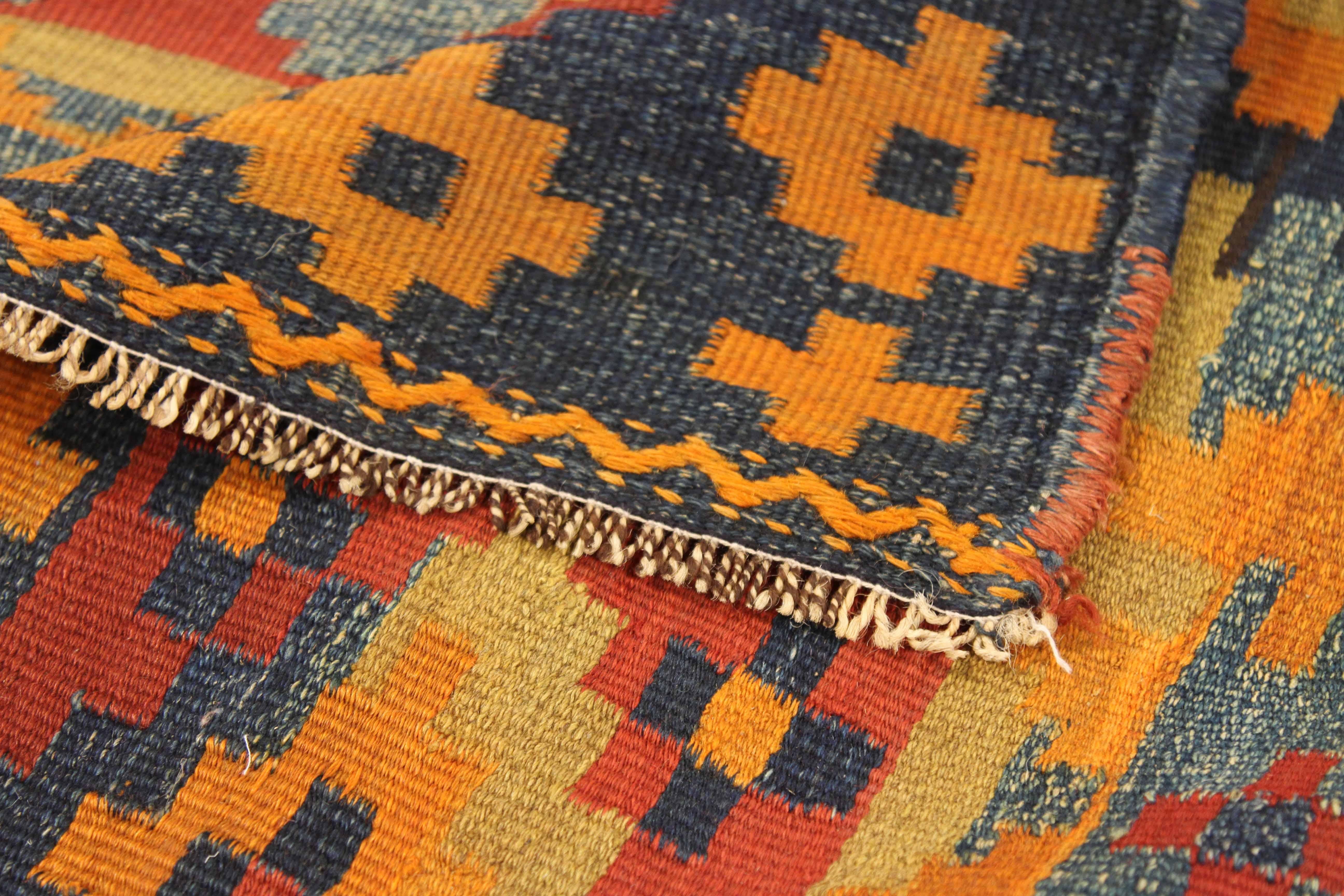 Antique Persian Area Rug Kilim Design In Excellent Condition For Sale In Dallas, TX