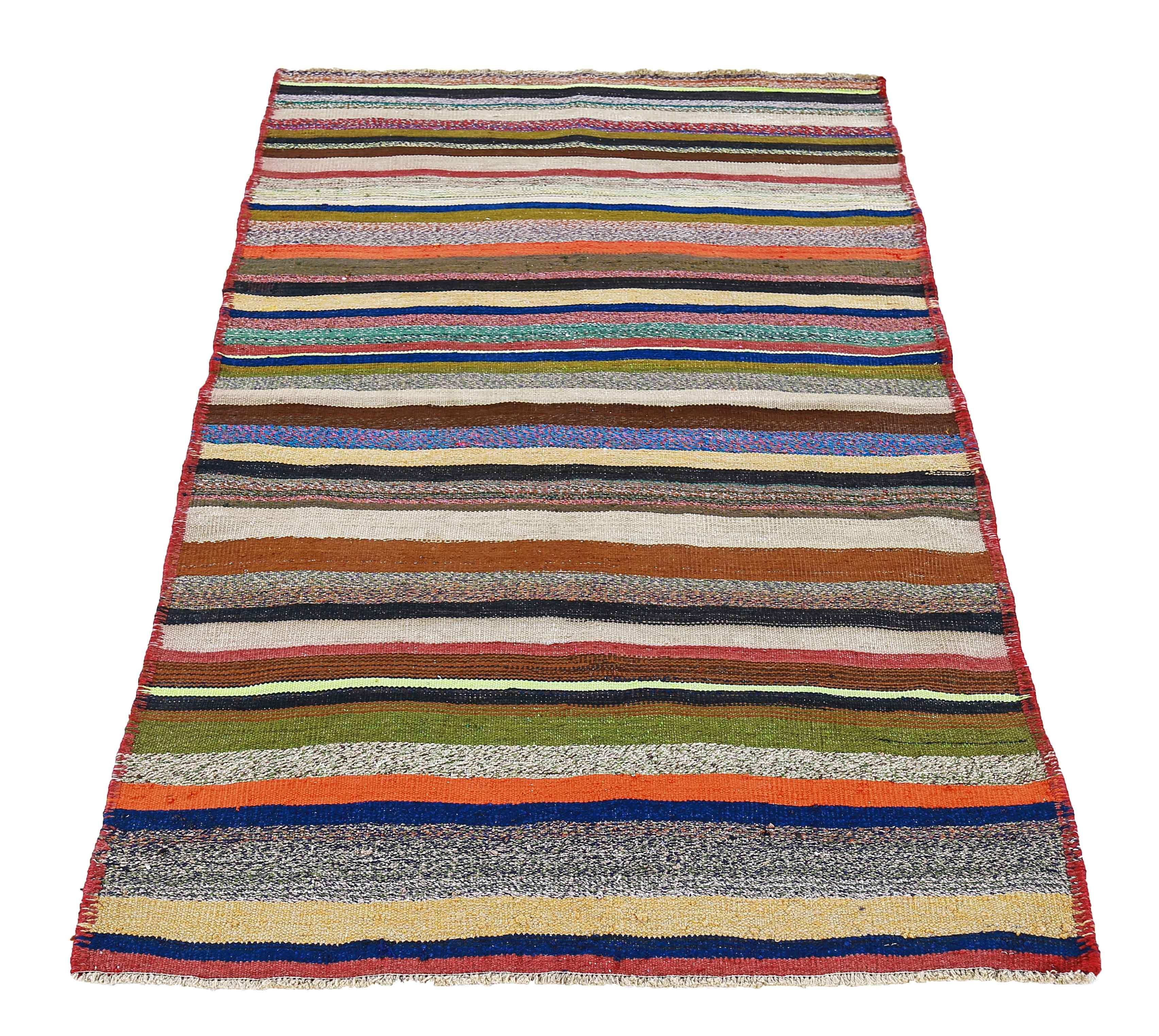 Antiker persischer Teppich, handgewebt aus feinster Schafswolle. Es ist mit natürlichen pflanzlichen Farbstoffen gefärbt, die für Menschen und Haustiere sicher sind. Es handelt sich um ein traditionelles Kilim-Design, das von erfahrenen