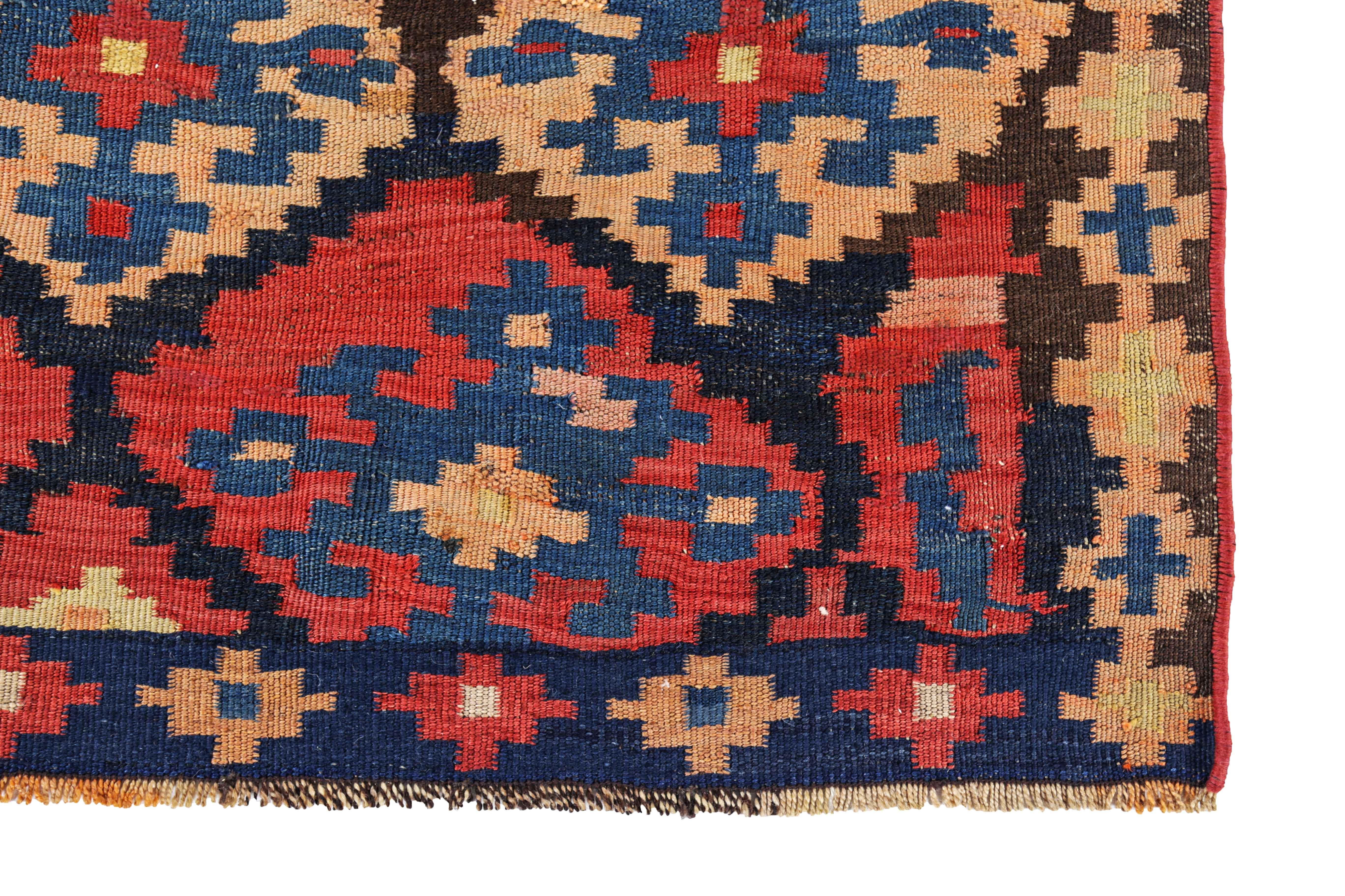 Antique Persian Area Rug Kilim Design In Excellent Condition For Sale In Dallas, TX