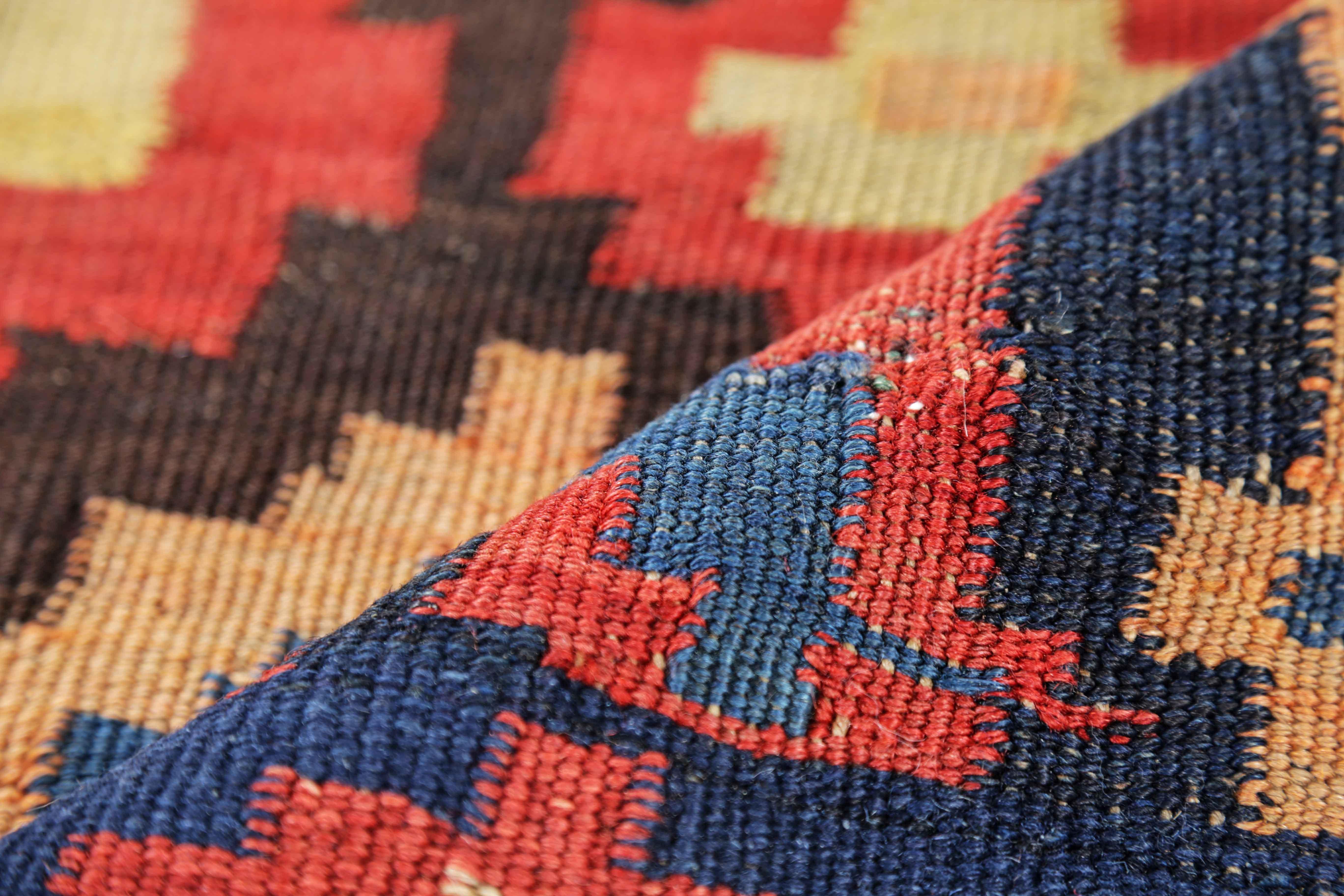 Alfombra Persa Antigua Kilim Design siglo XX en venta