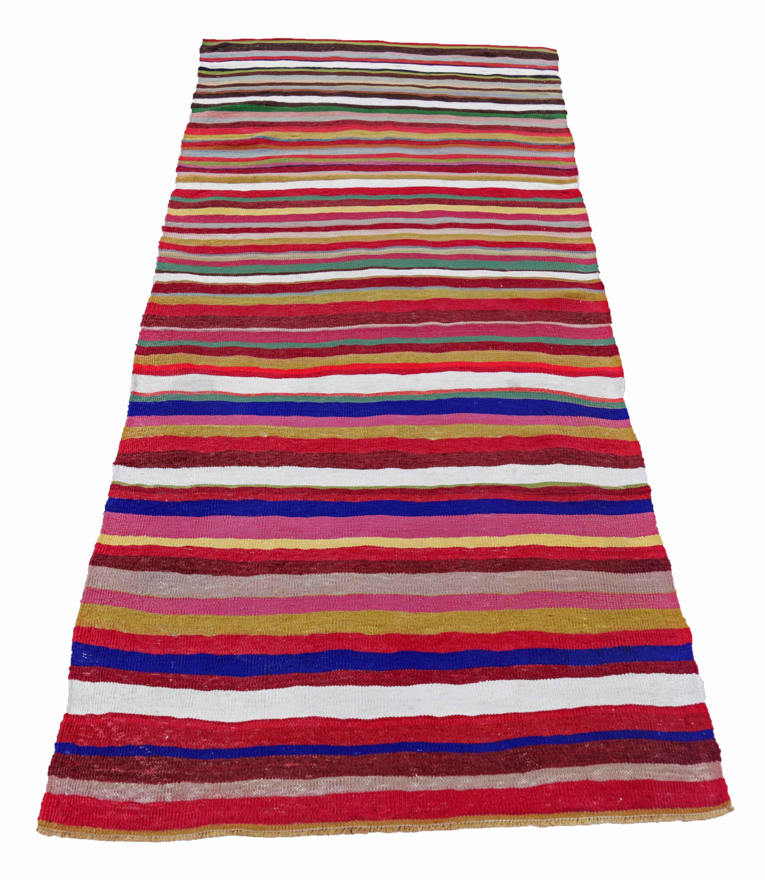 Ancien tapis persan tissé à la main à partir de la meilleure laine de mouton. Il est coloré avec des colorants végétaux entièrement naturels, sans danger pour les humains et les animaux de compagnie. Il s'agit d'un motif Kilim traditionnel tissé à