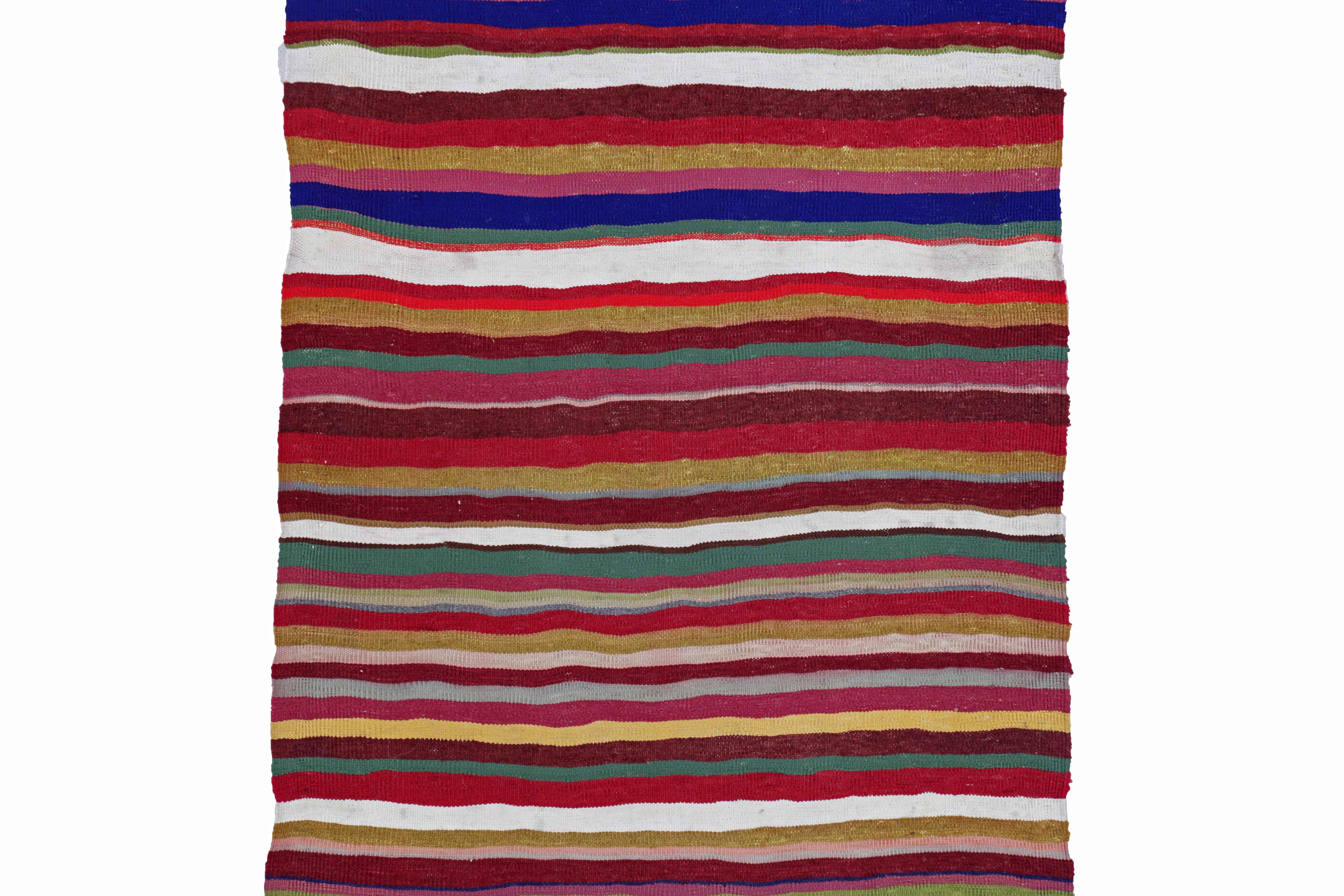 Perse Tapis persan ancien à motif Kilim en vente