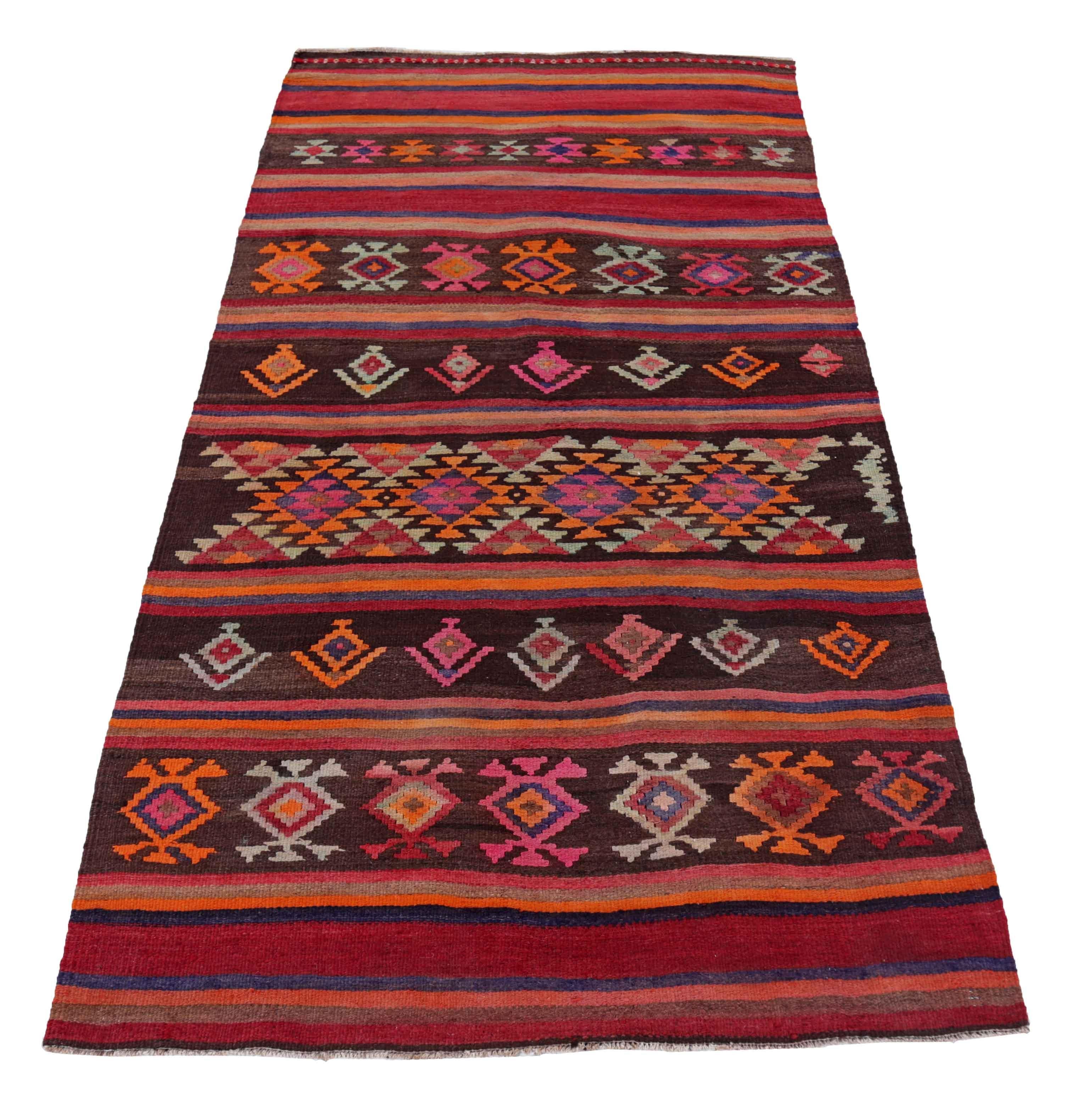 Ancien tapis persan tissé à la main à partir de la meilleure laine de mouton. Il est coloré avec des colorants végétaux entièrement naturels, sans danger pour les humains et les animaux de compagnie. Il s'agit d'un motif Kilim traditionnel tissé à