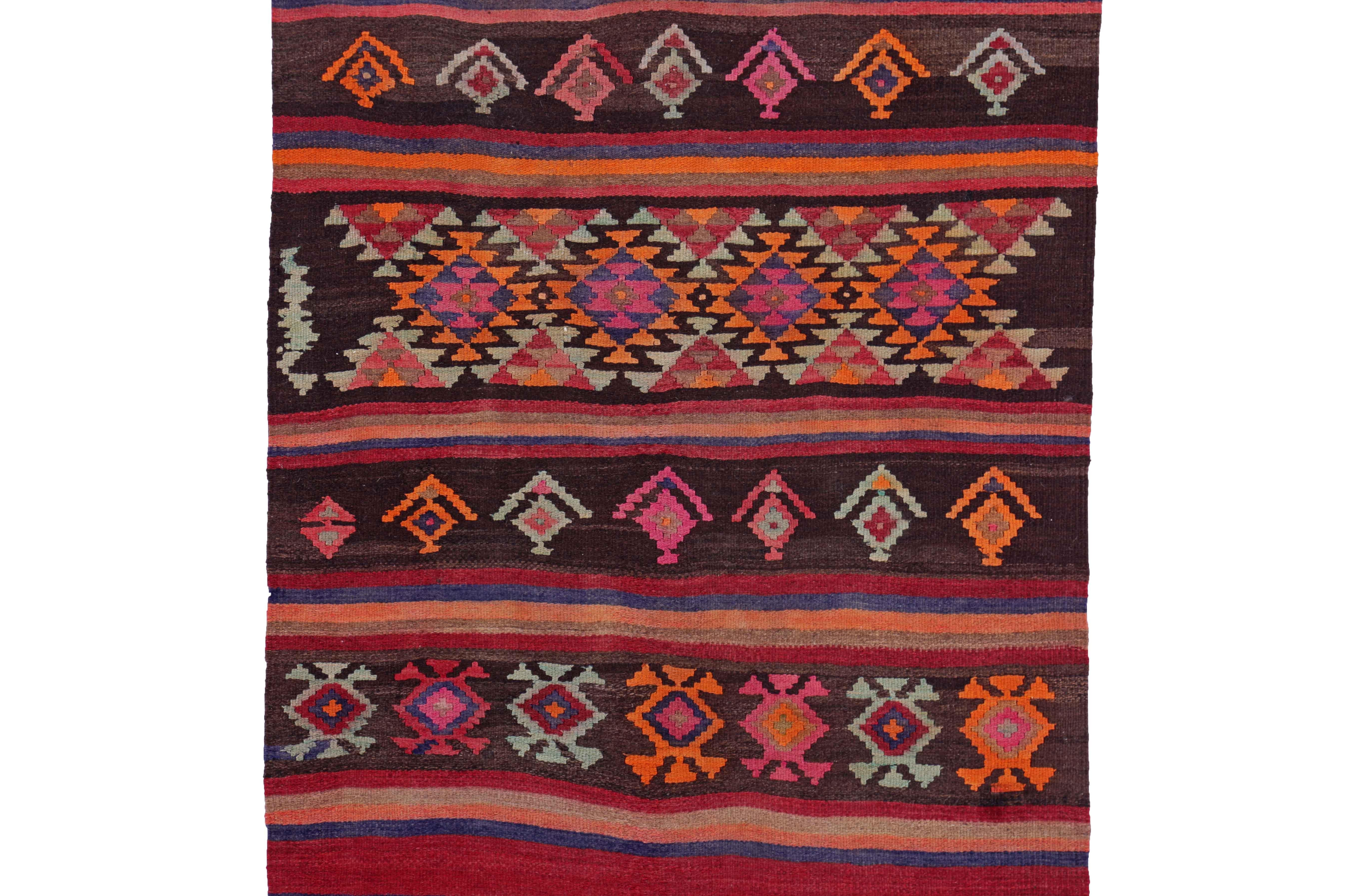 Perse Tapis persan ancien à motif Kilim en vente