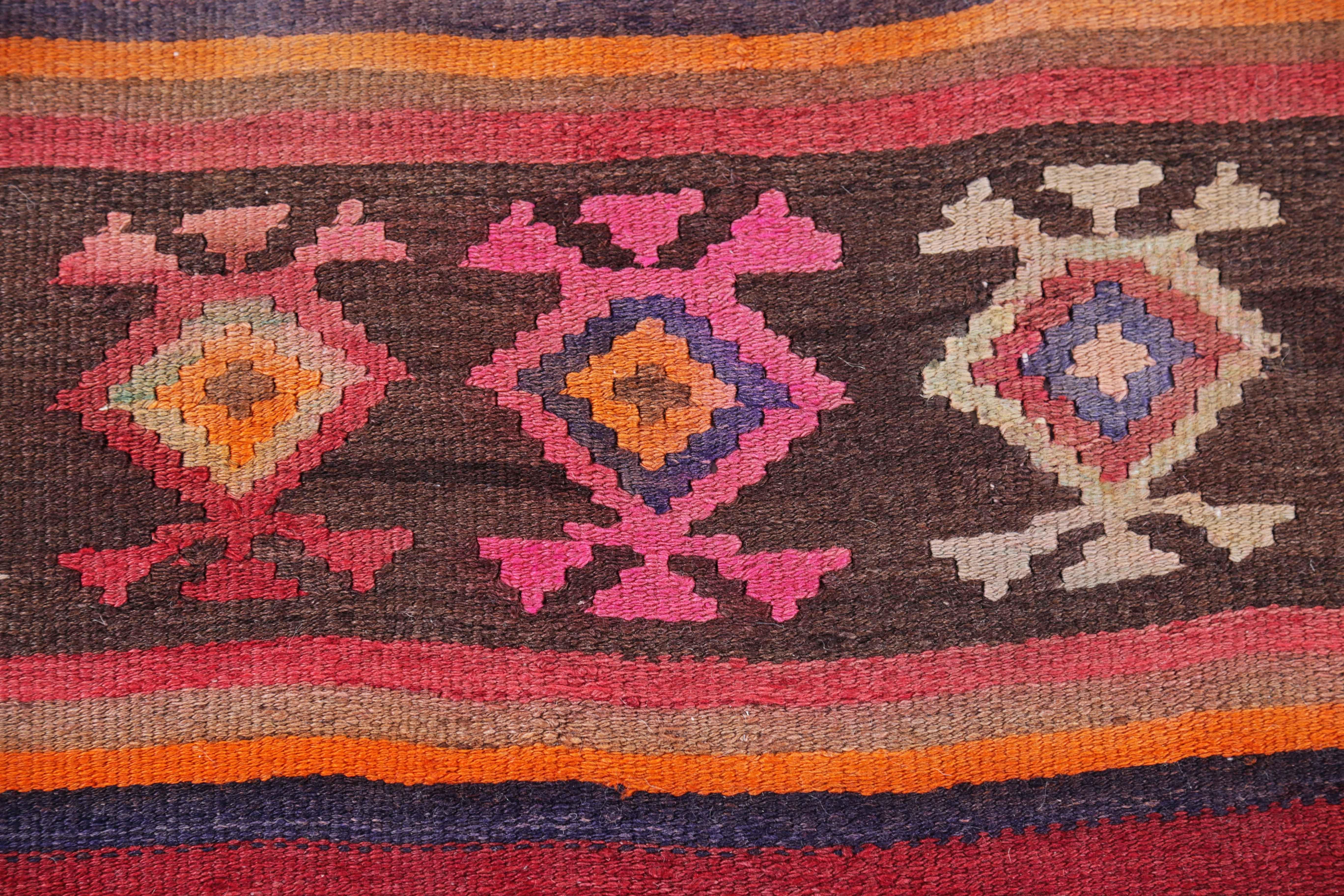 Antique Persian Area Rug Kilim Design In Excellent Condition For Sale In Dallas, TX