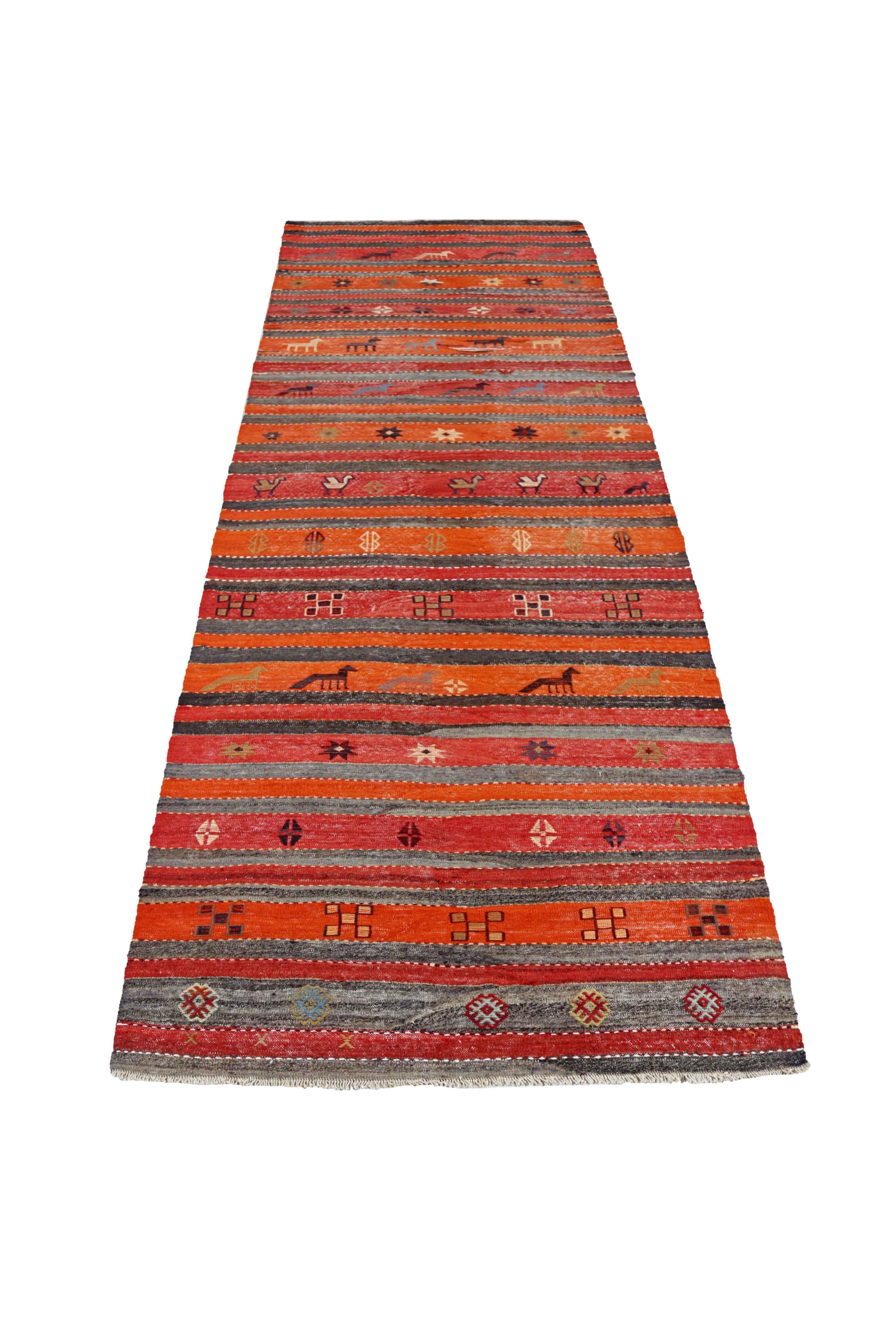 Antiker persischer Teppich, handgewebt aus feinster Schafswolle. Es ist mit natürlichen pflanzlichen Farbstoffen gefärbt, die für Menschen und Haustiere sicher sind. Es handelt sich um ein traditionelles Kilim-Design, das von erfahrenen