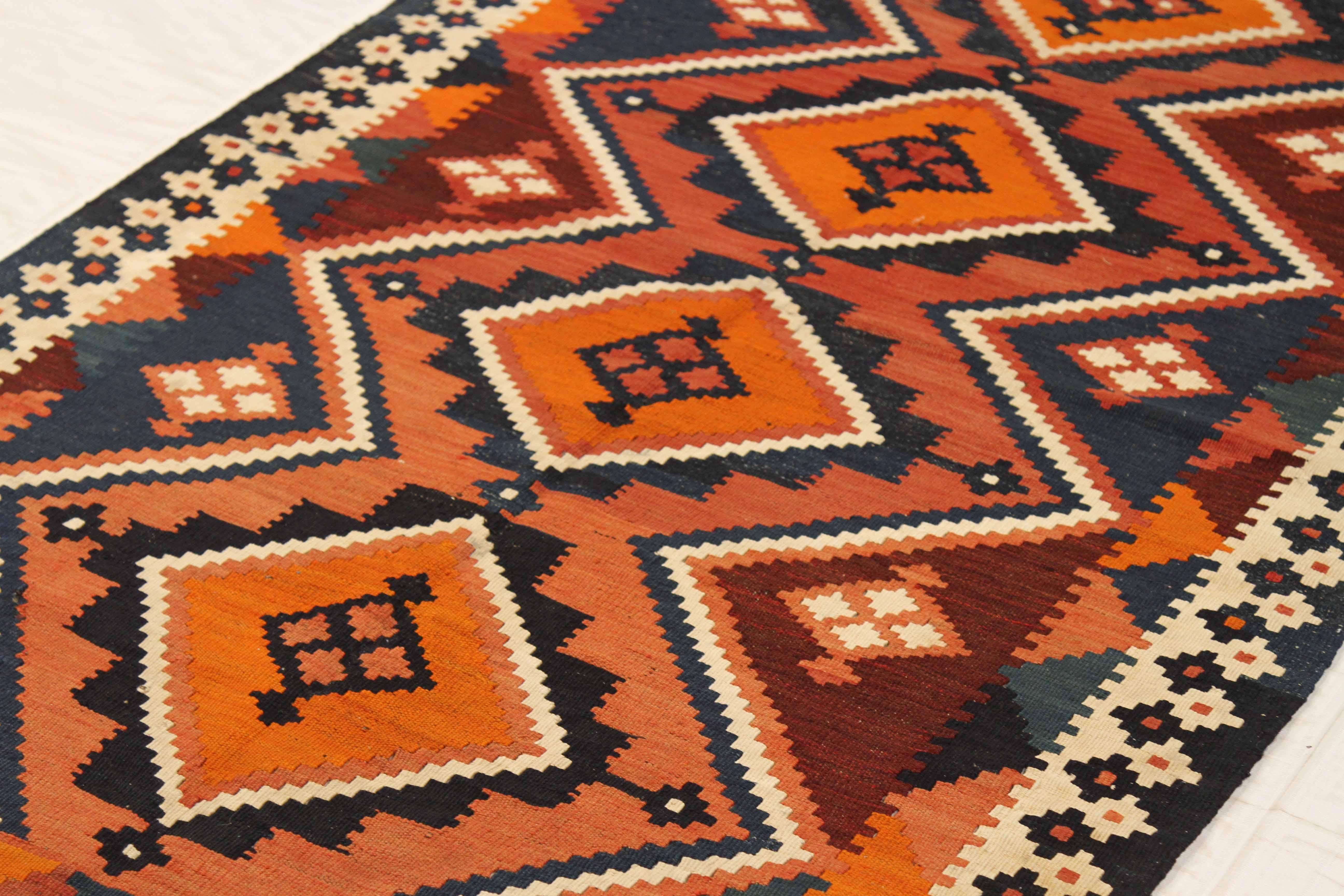 Antiker persischer Teppich im Kelim-Design (Persisch) im Angebot