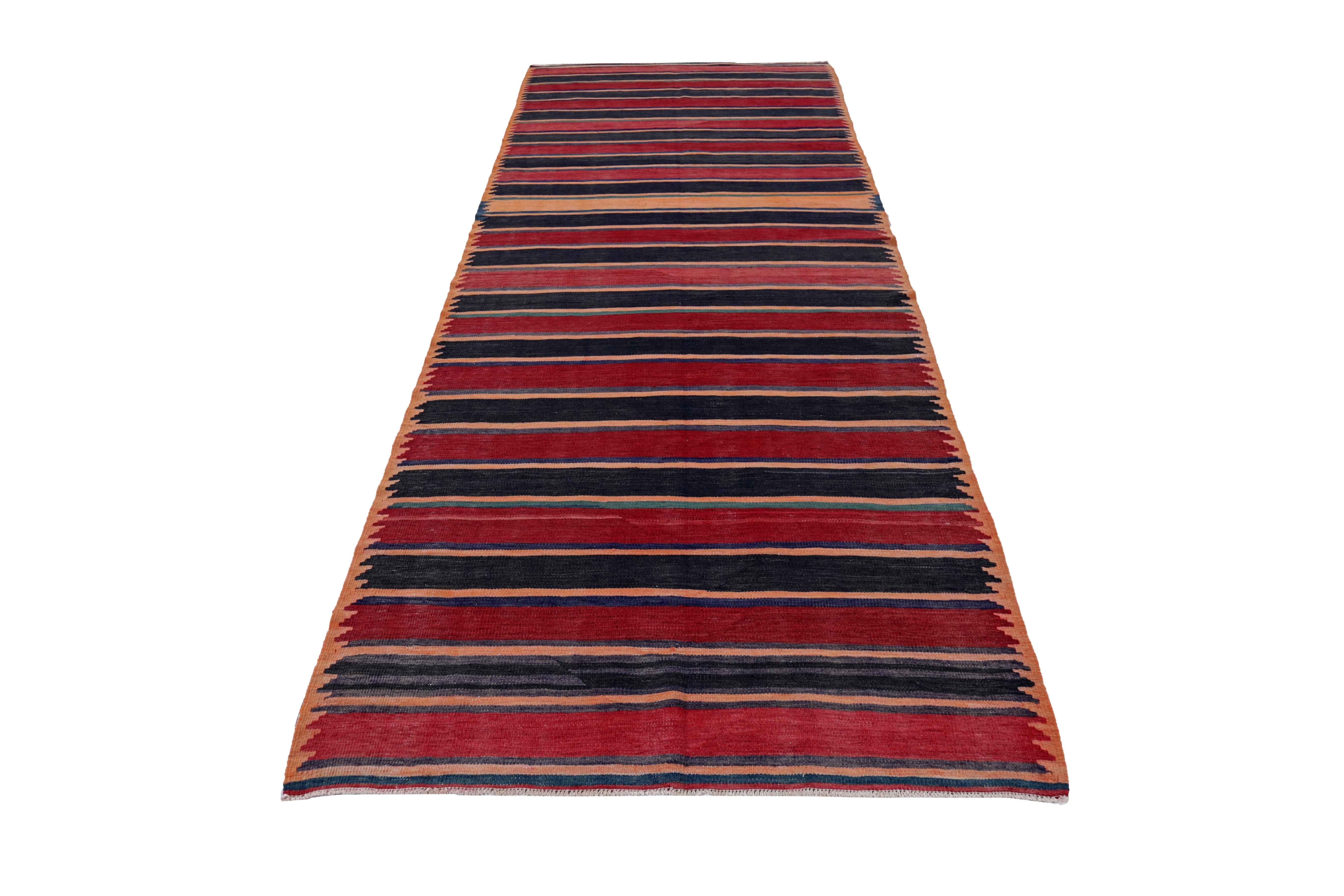 Antico tappeto persiano tessuto a mano con la migliore lana di pecora. È colorato con coloranti vegetali completamente naturali e sicuri per l'uomo e gli animali domestici. Si tratta di un disegno tradizionale Kilim tessuto a mano da esperti