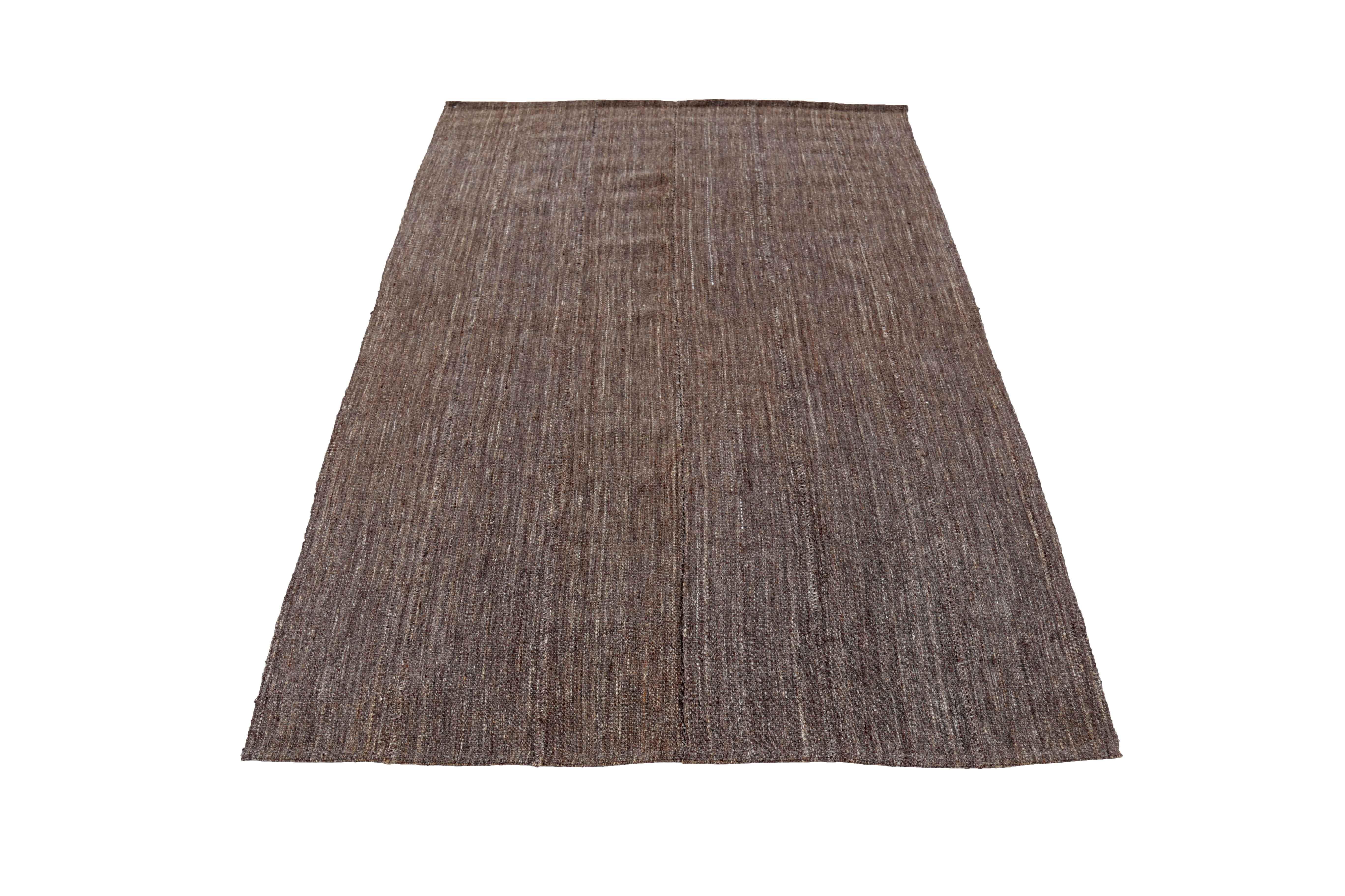 Ancien tapis persan tissé à la main à partir de la meilleure laine de mouton. Il est coloré avec des colorants végétaux entièrement naturels, sans danger pour les humains et les animaux de compagnie. Il s'agit d'un motif Kilim traditionnel tissé à