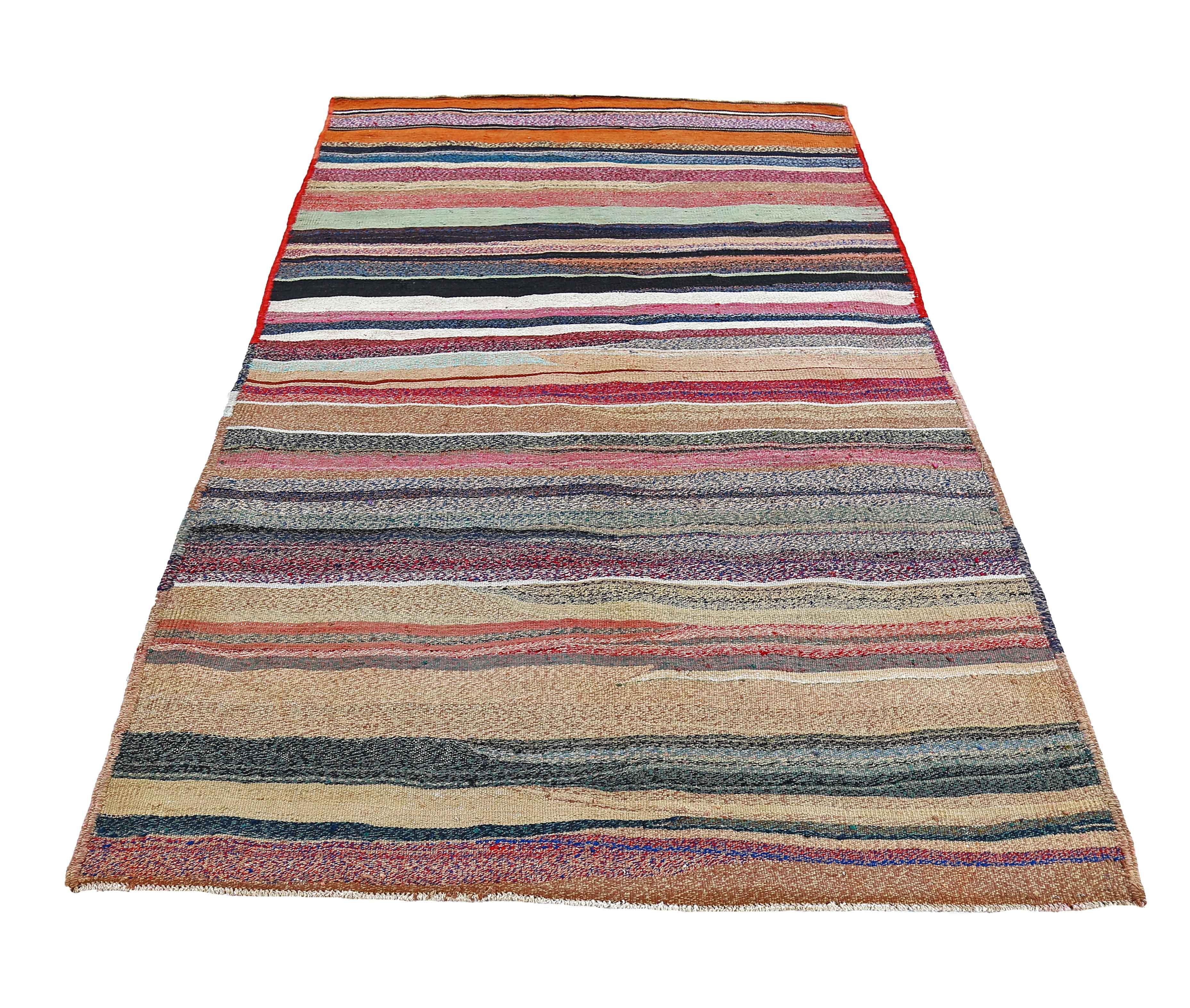 Ancien tapis persan tissé à la main à partir de la meilleure laine de mouton. Il est coloré avec des colorants végétaux entièrement naturels, sans danger pour les humains et les animaux de compagnie. Il s'agit d'un motif Kilim traditionnel tissé à