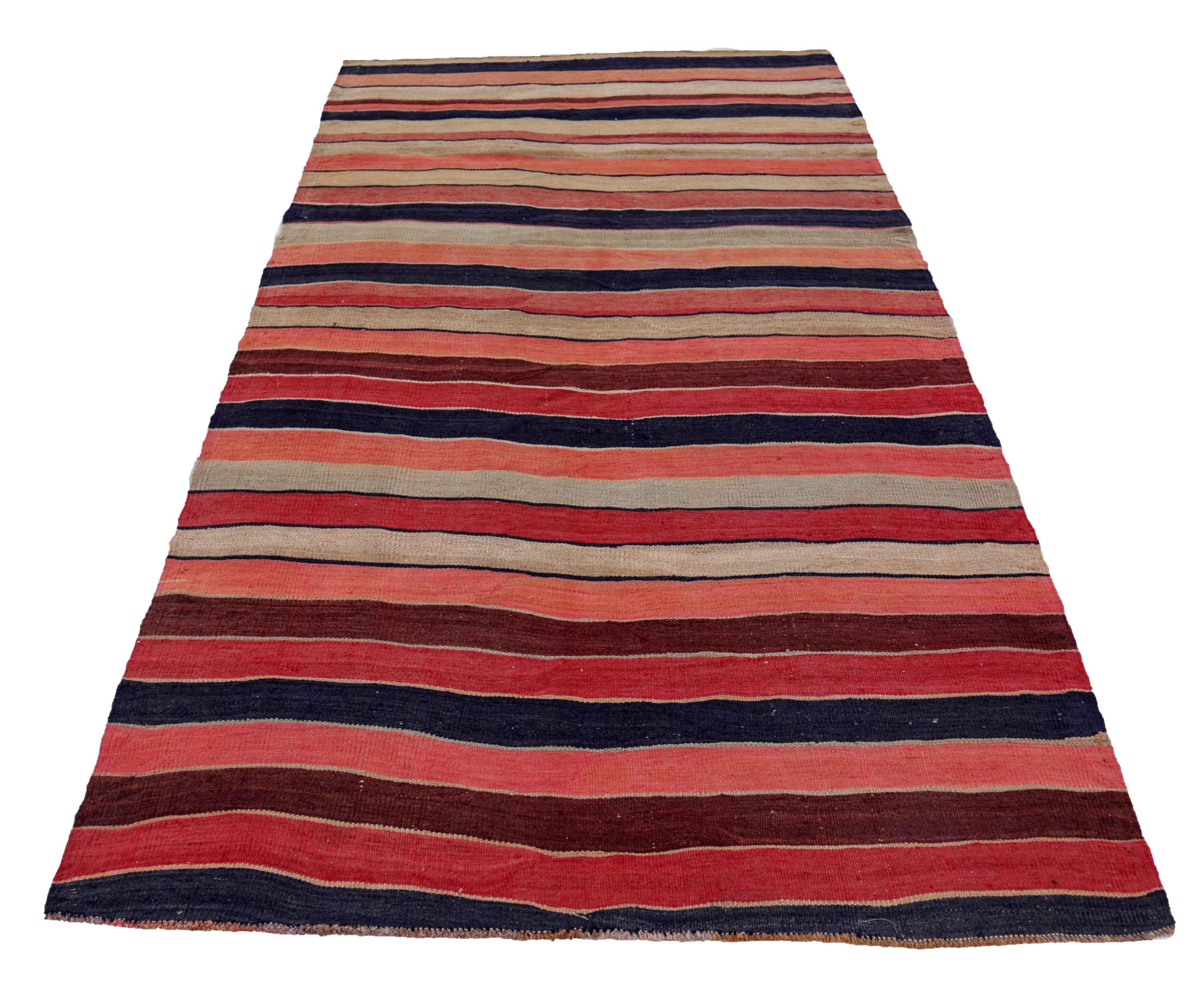 Antiker persischer Teppich, handgewebt aus feinster Schafswolle. Es ist mit natürlichen pflanzlichen Farbstoffen gefärbt, die für Menschen und Haustiere sicher sind. Es handelt sich um ein traditionelles Kilim-Design, das von erfahrenen